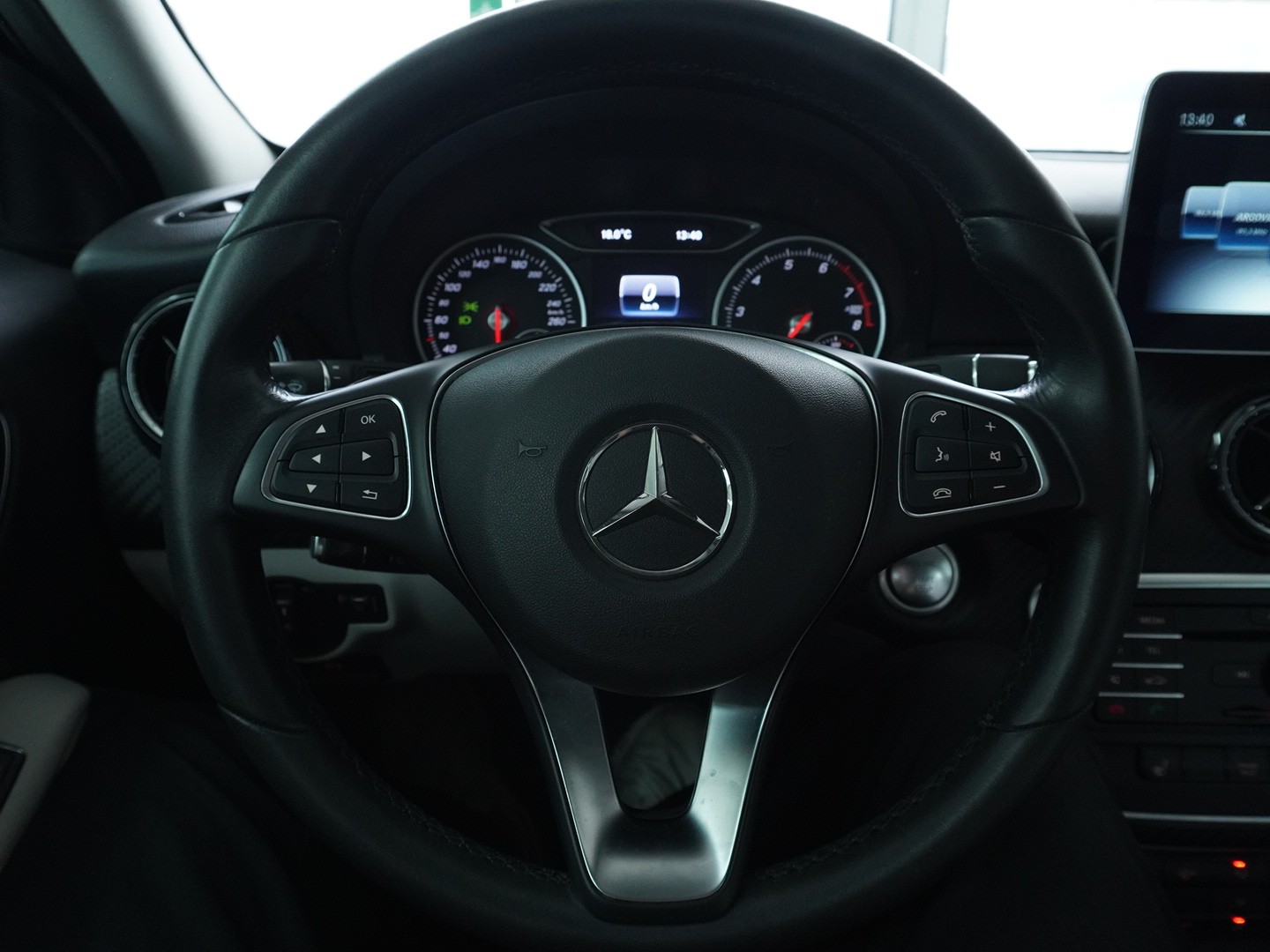 MERCEDES-BENZ GLA 180 7G-Tronic-image-7