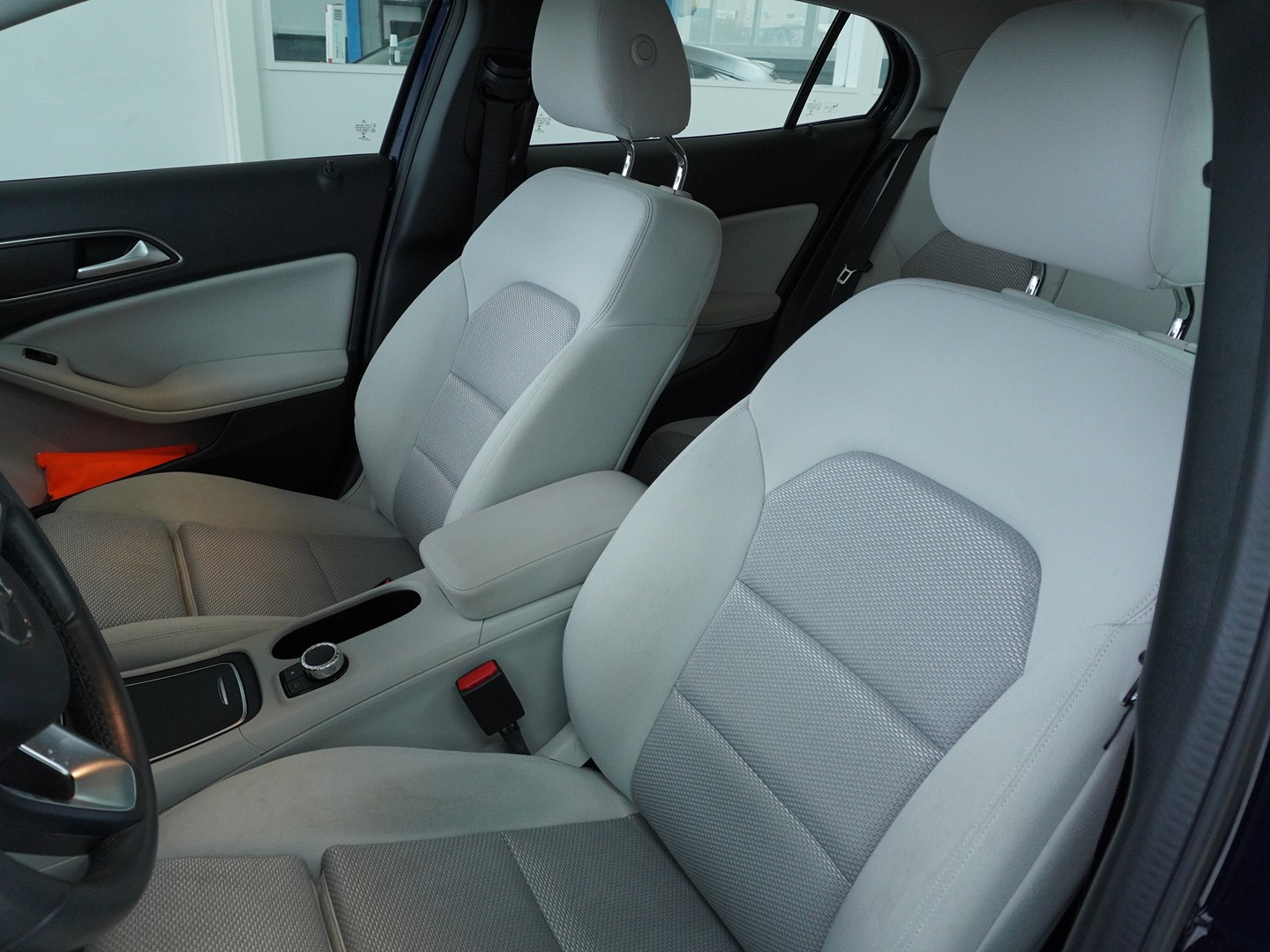 MERCEDES-BENZ GLA 180 7G-Tronic-image-3