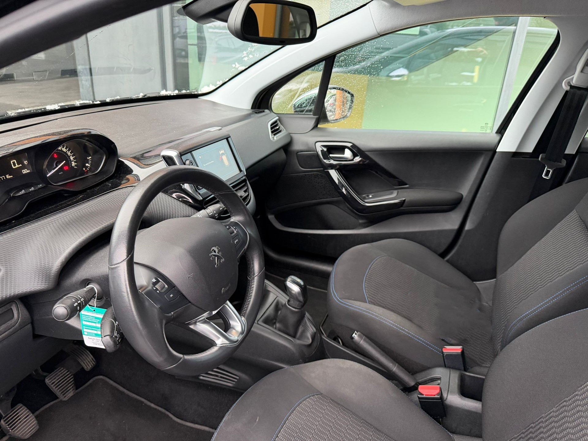 PEUGEOT 208 1.2 PureTech Signature S/S-image-9