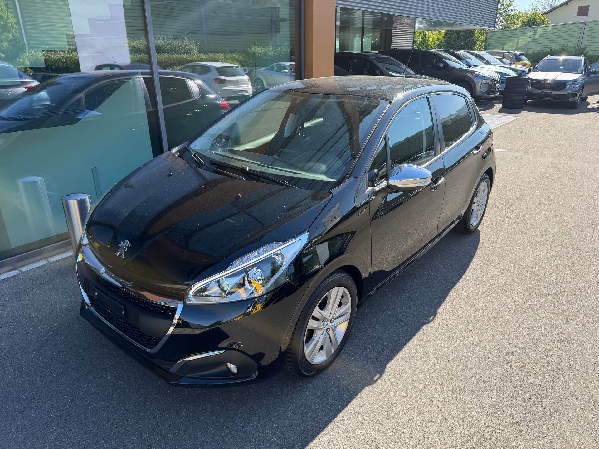 PEUGEOT 208 1.2 PureTech Signature S/S-image-2