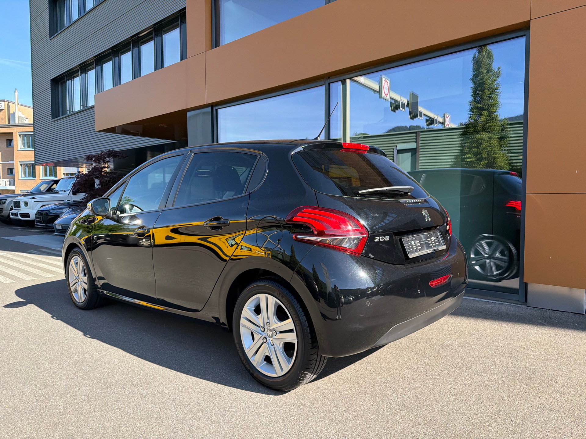 PEUGEOT 208 1.2 PureTech Signature S/S-image-1