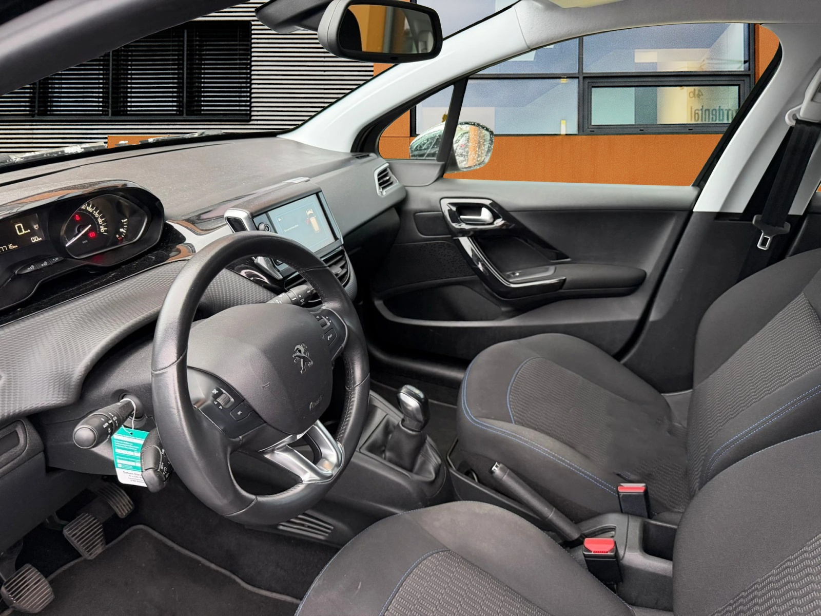 PEUGEOT 208 1.2 PureTech Signature S/S-image-8