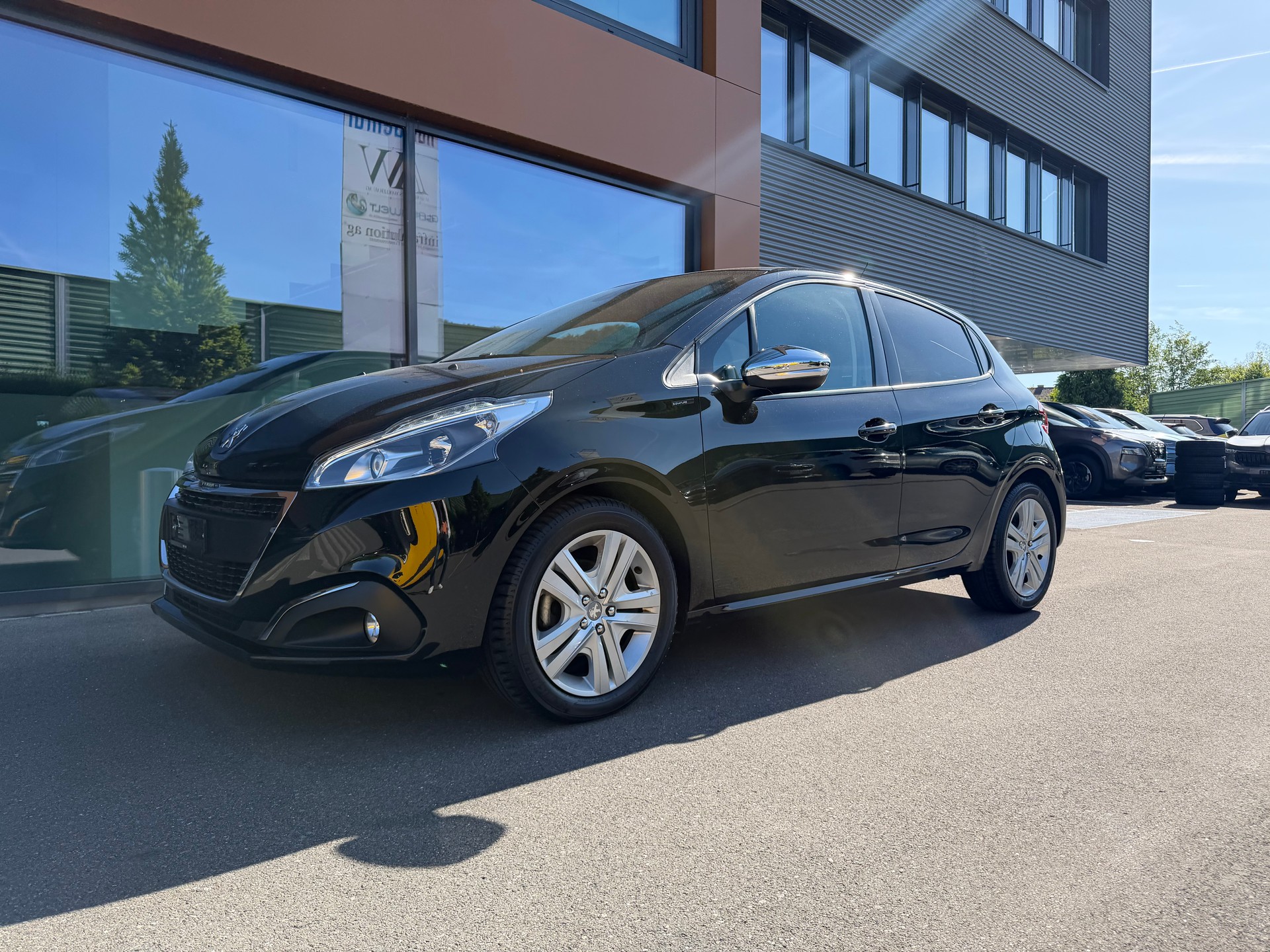 PEUGEOT 208 1.2 PureTech Signature S/S-image-4