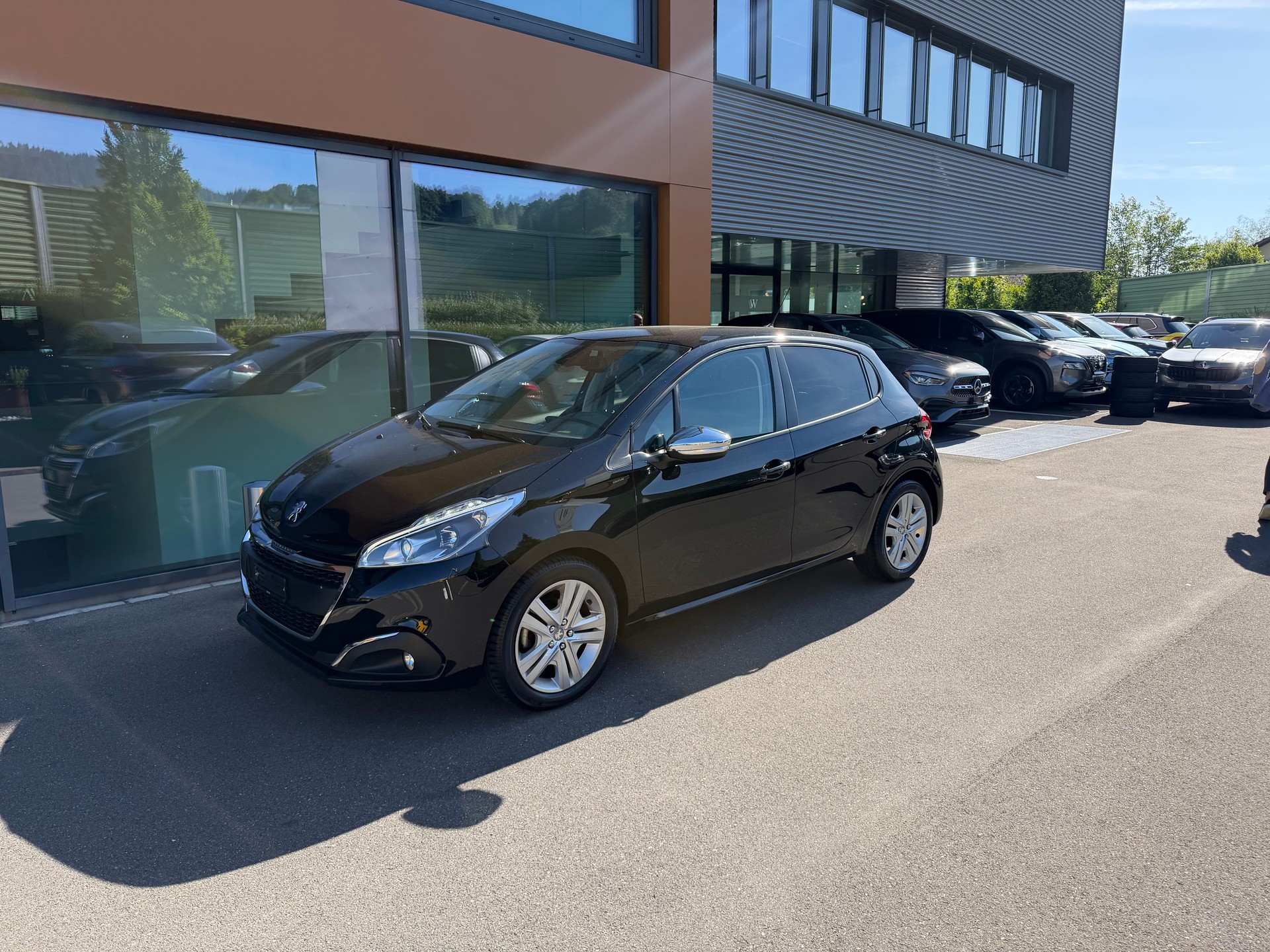 PEUGEOT 208 1.2 PureTech Signature S/S-image-6
