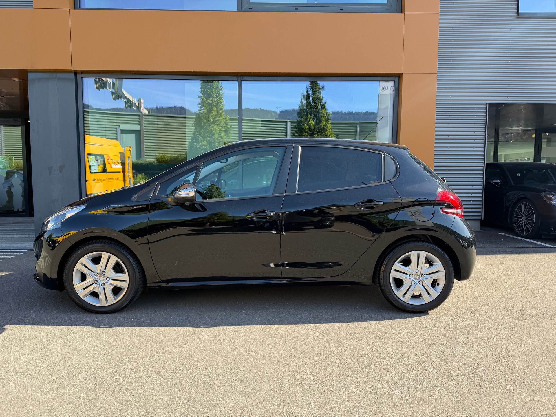PEUGEOT 208 1.2 PureTech Signature S/S-image-0