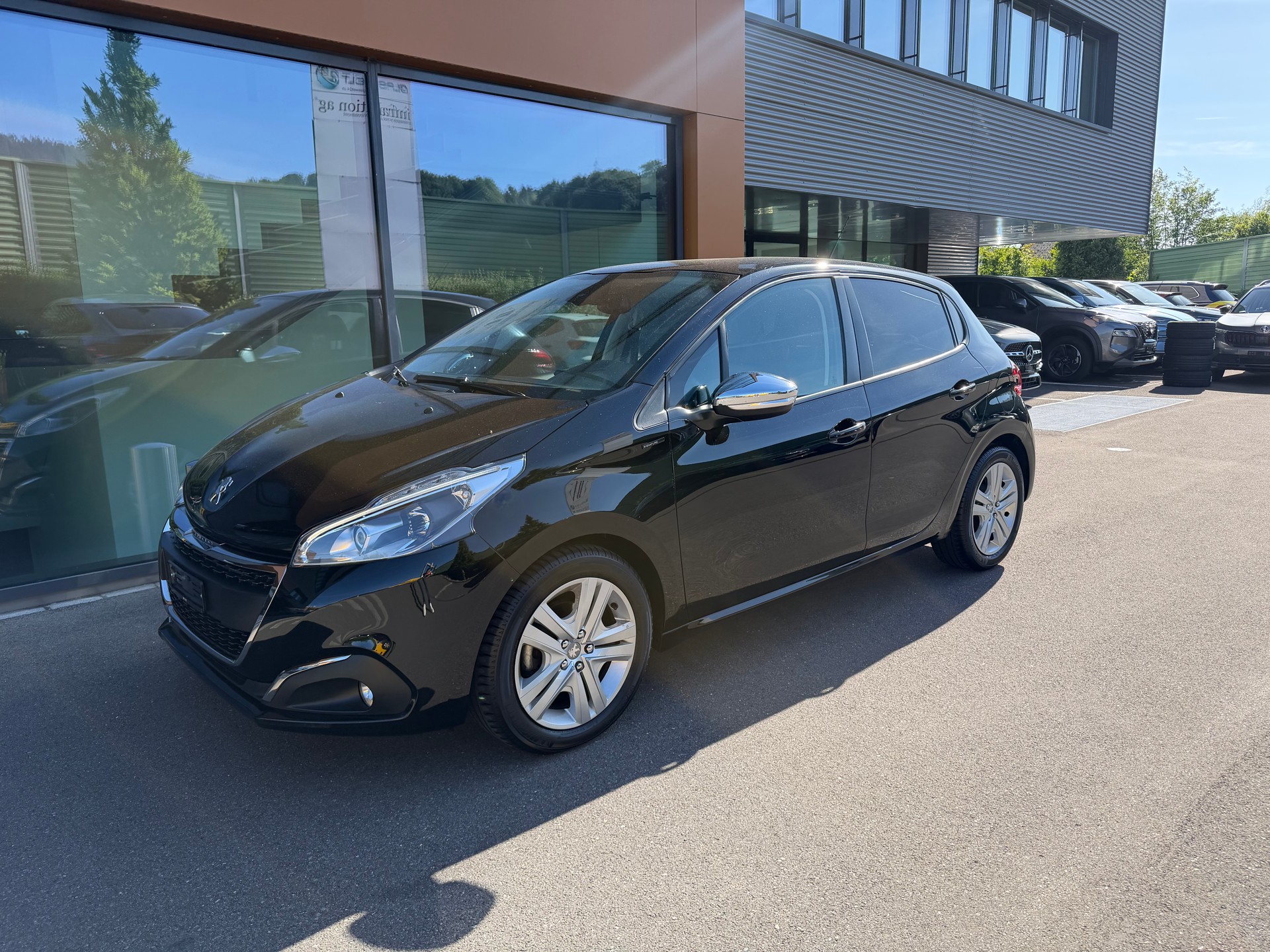 PEUGEOT 208 1.2 PureTech Signature S/S-image-5
