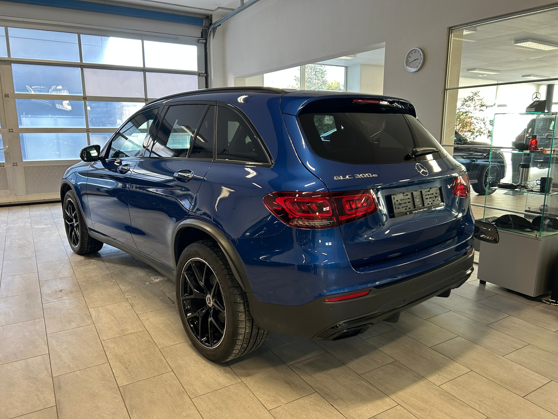 MERCEDES-BENZ GLC 300 e AMG Line Plus 4Matic 9G-Tronic-image-4