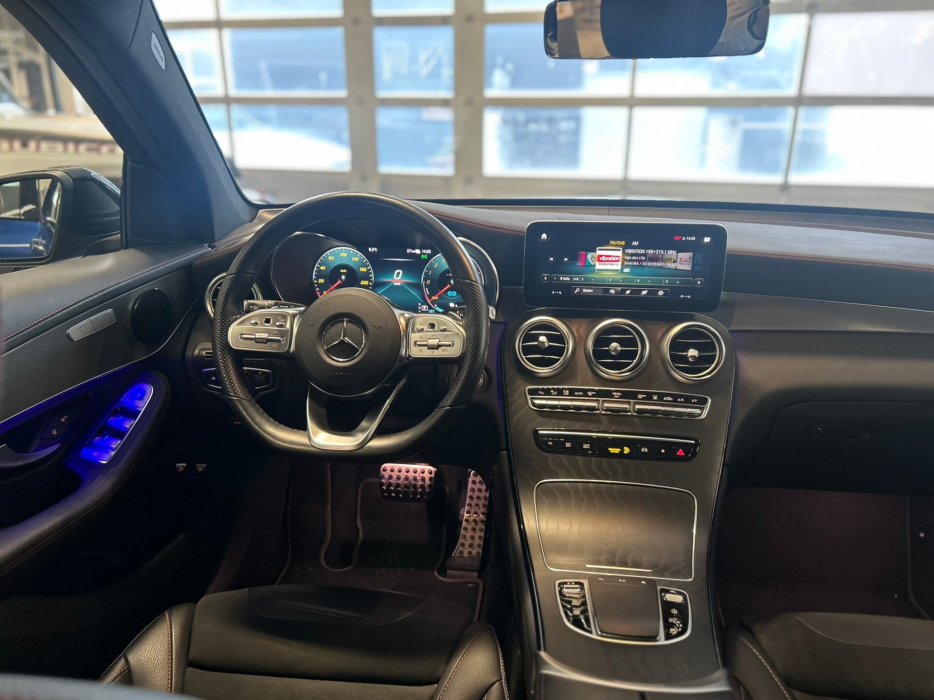 MERCEDES-BENZ GLC 300 e AMG Line Plus 4Matic 9G-Tronic-image-9