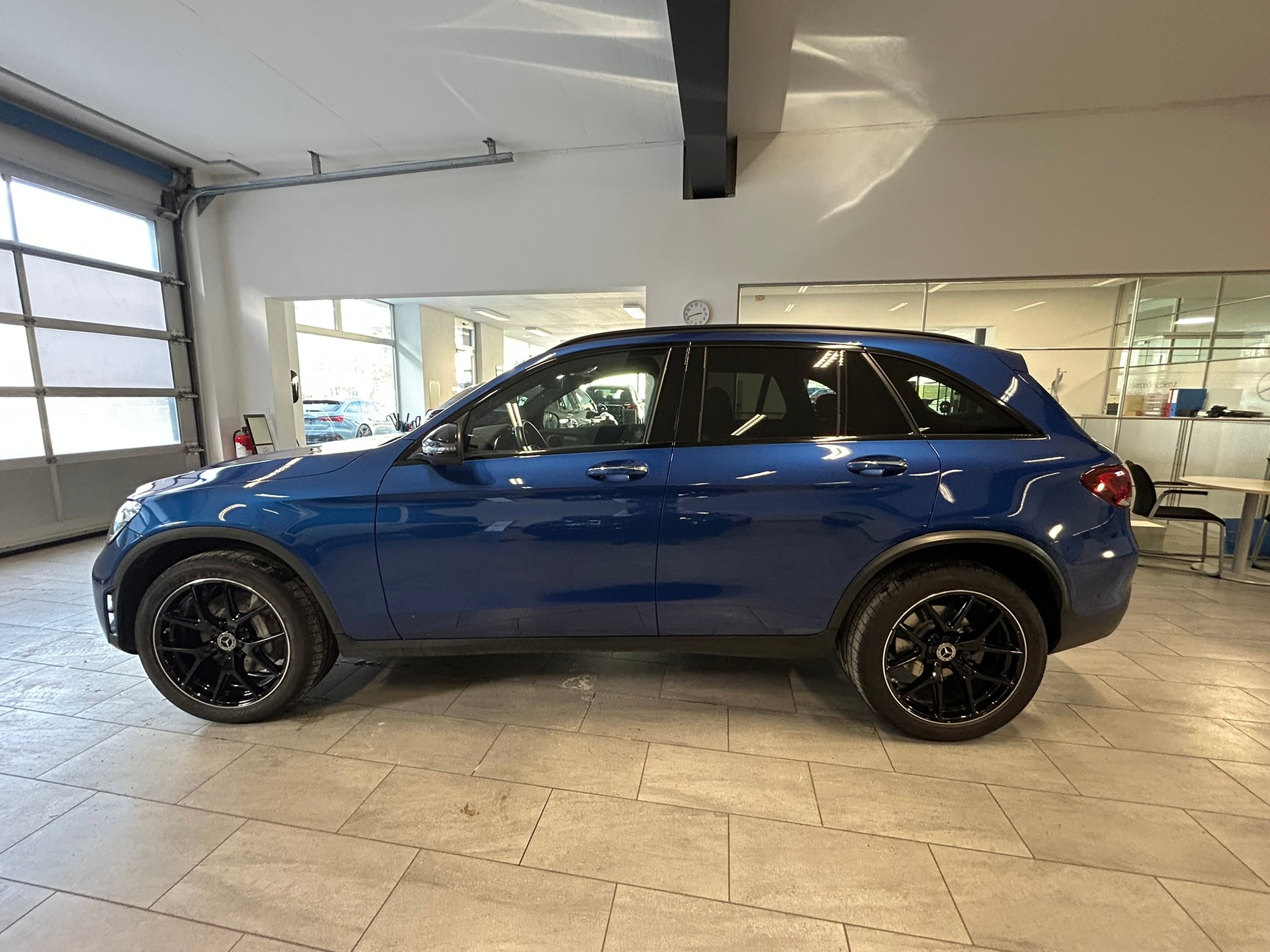MERCEDES-BENZ GLC 300 e AMG Line Plus 4Matic 9G-Tronic-image-3