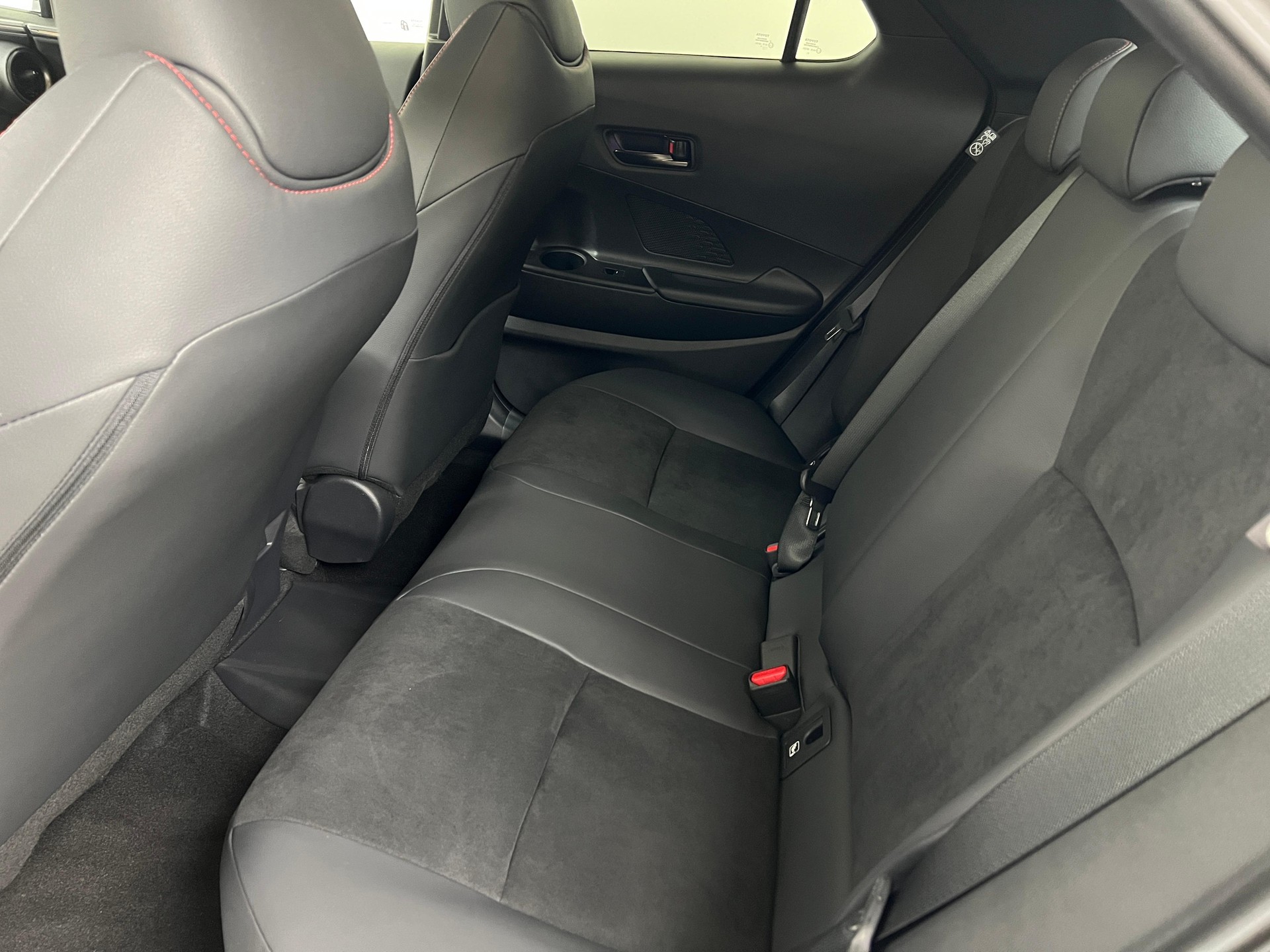 TOYOTA C-HR 2.0 PHEV GR Sport / Jetzt mit attraktivem 1.99% Leasing-image-8