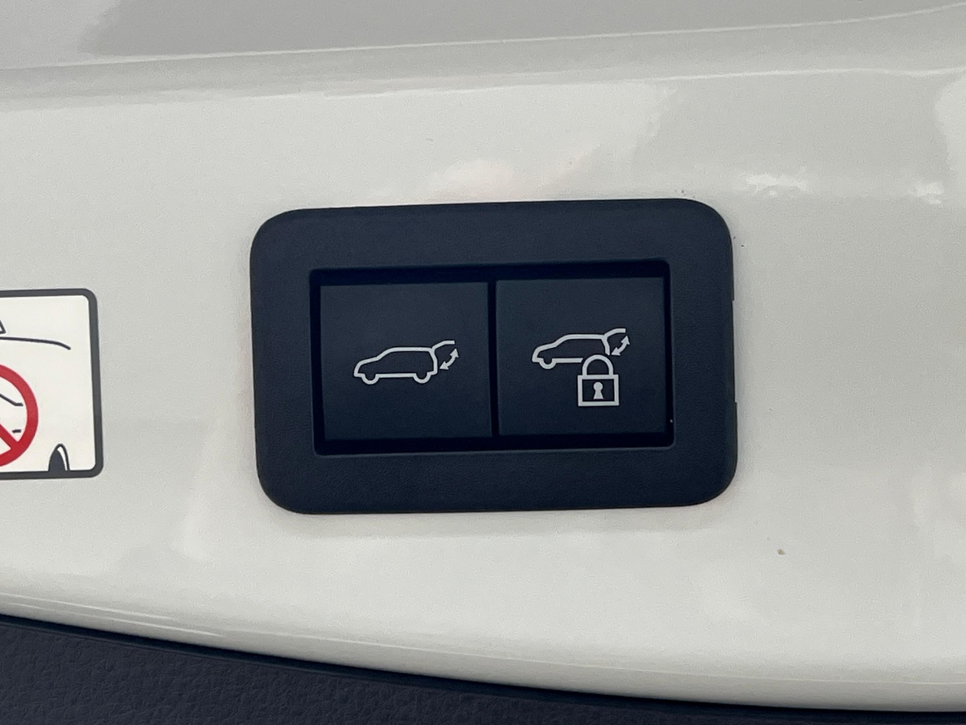 TOYOTA C-HR 2.0 PHEV GR Sport-image-6