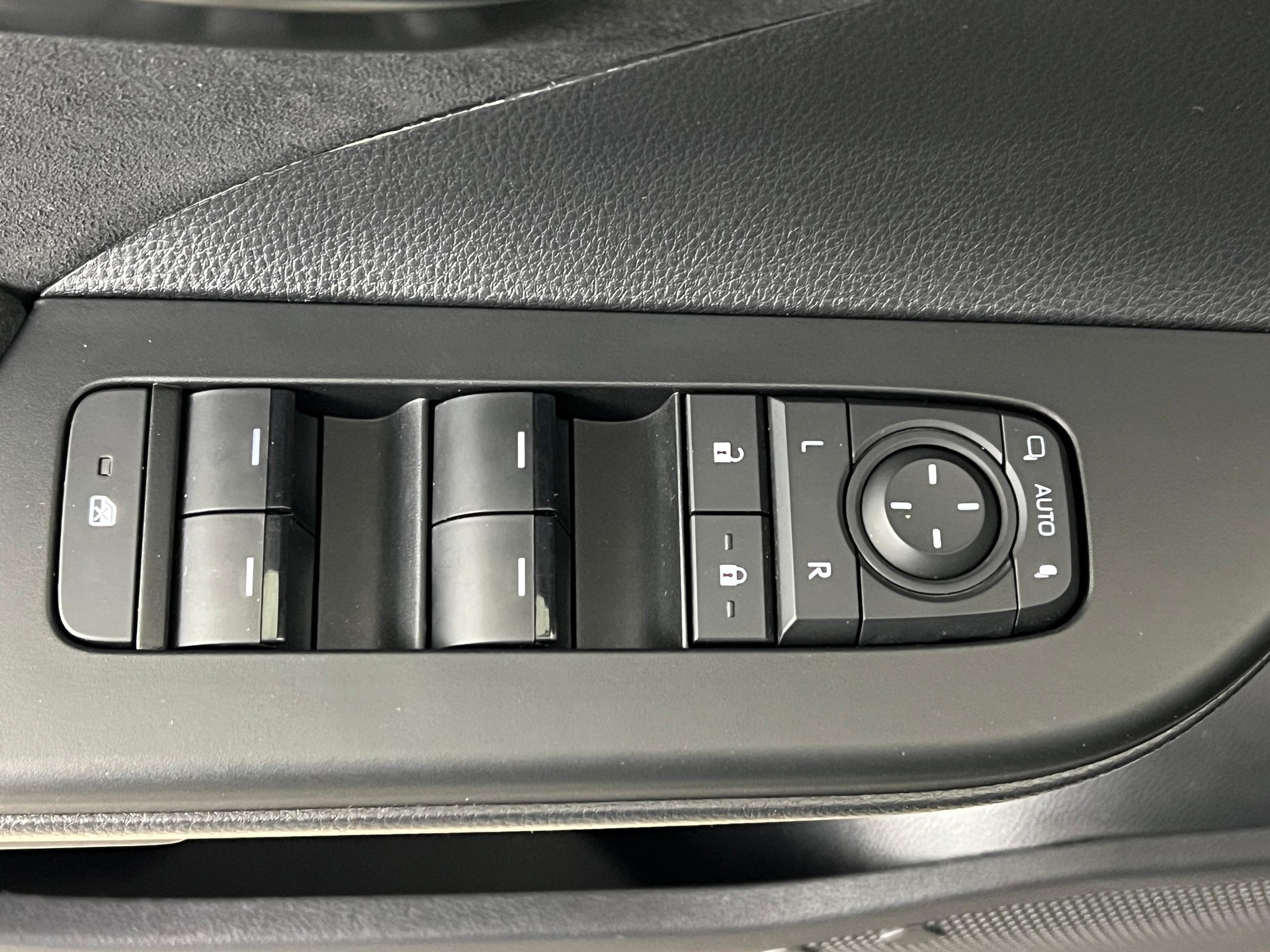 TOYOTA C-HR 2.0 PHEV GR Sport-image-15