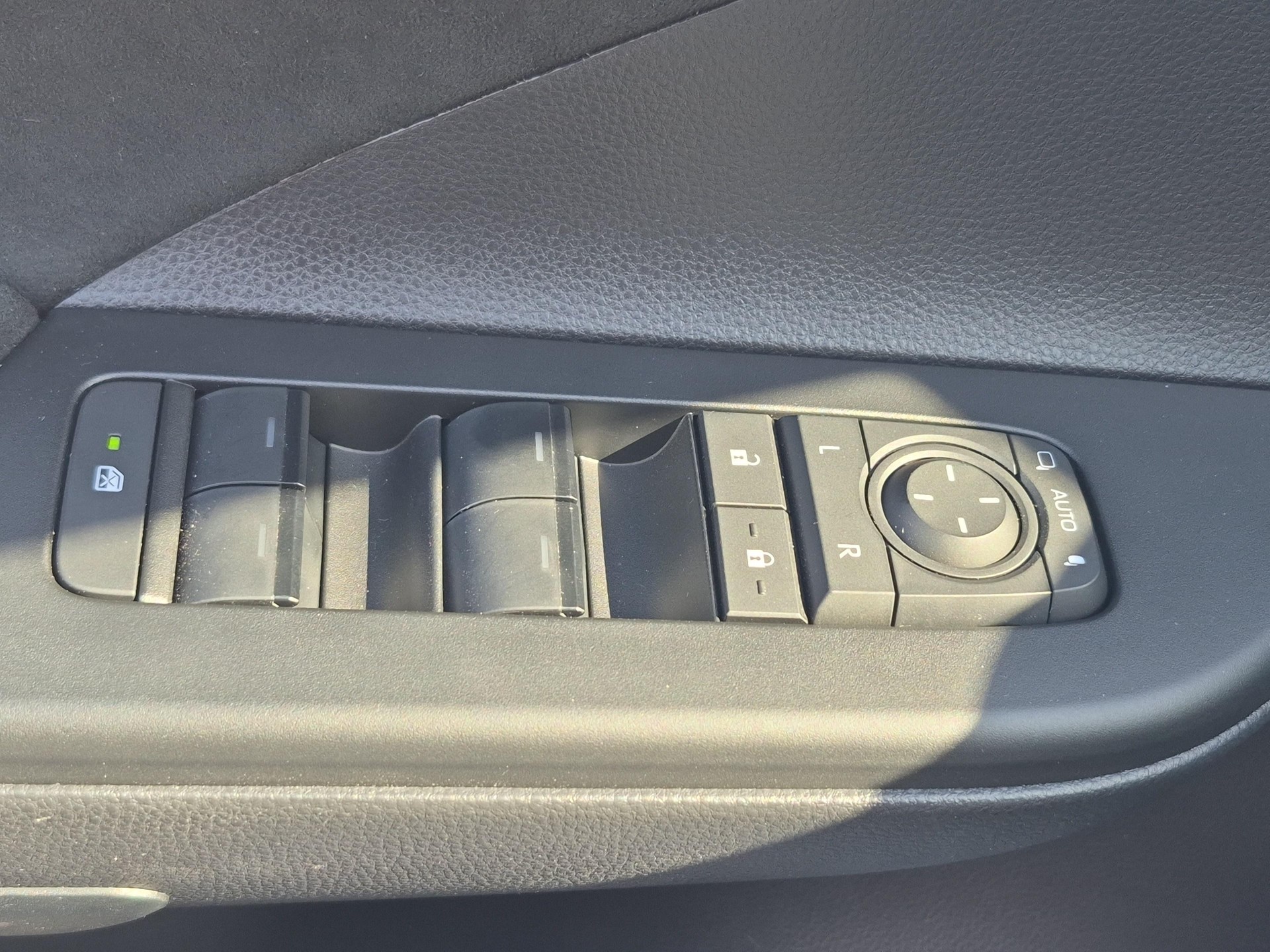 TOYOTA C-HR 2.0 PHEV GR Sport-image-18