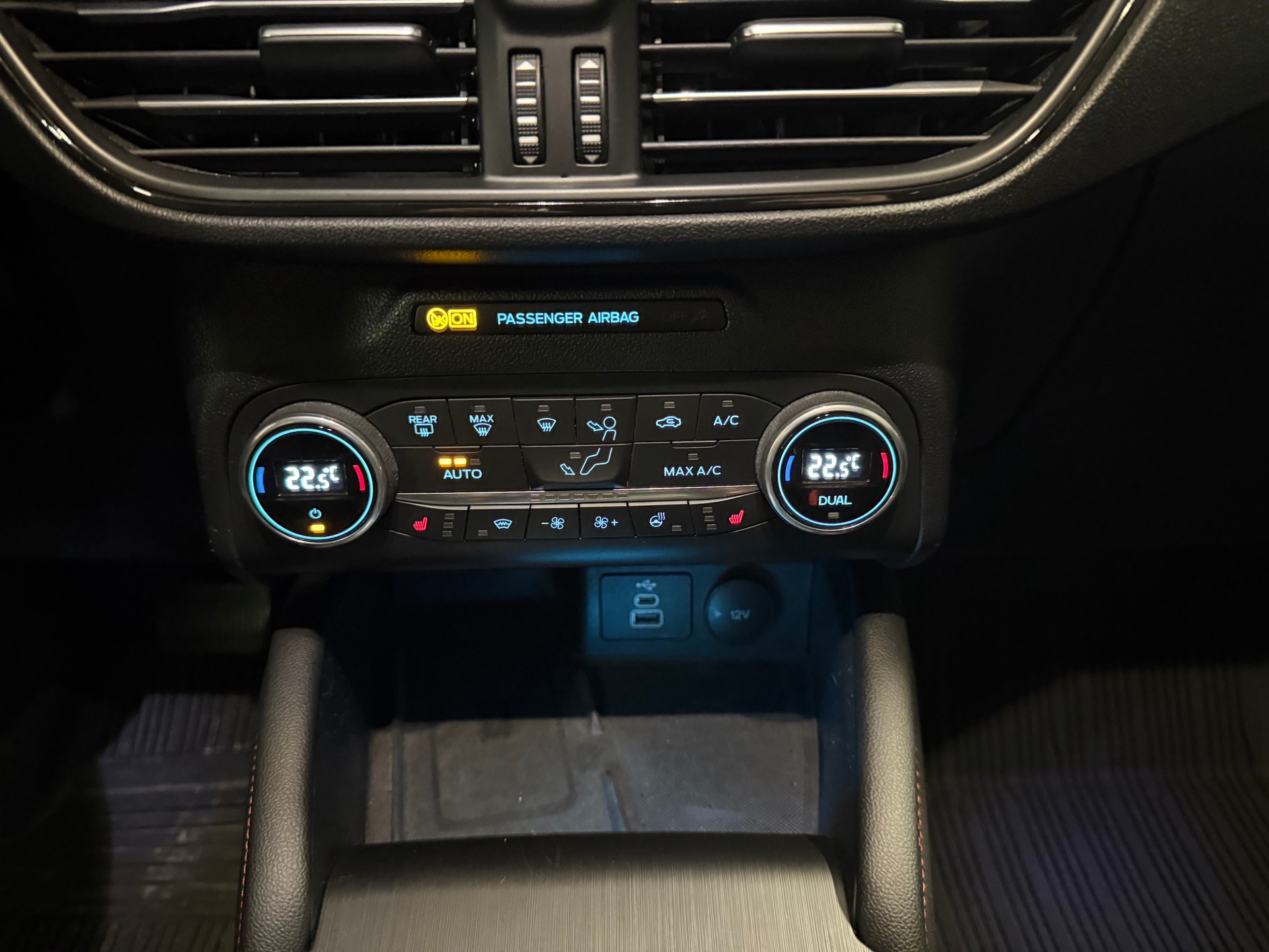 FORD Kuga 2.0 TDCi EcoBlue ST-Line X 4WD-image-14