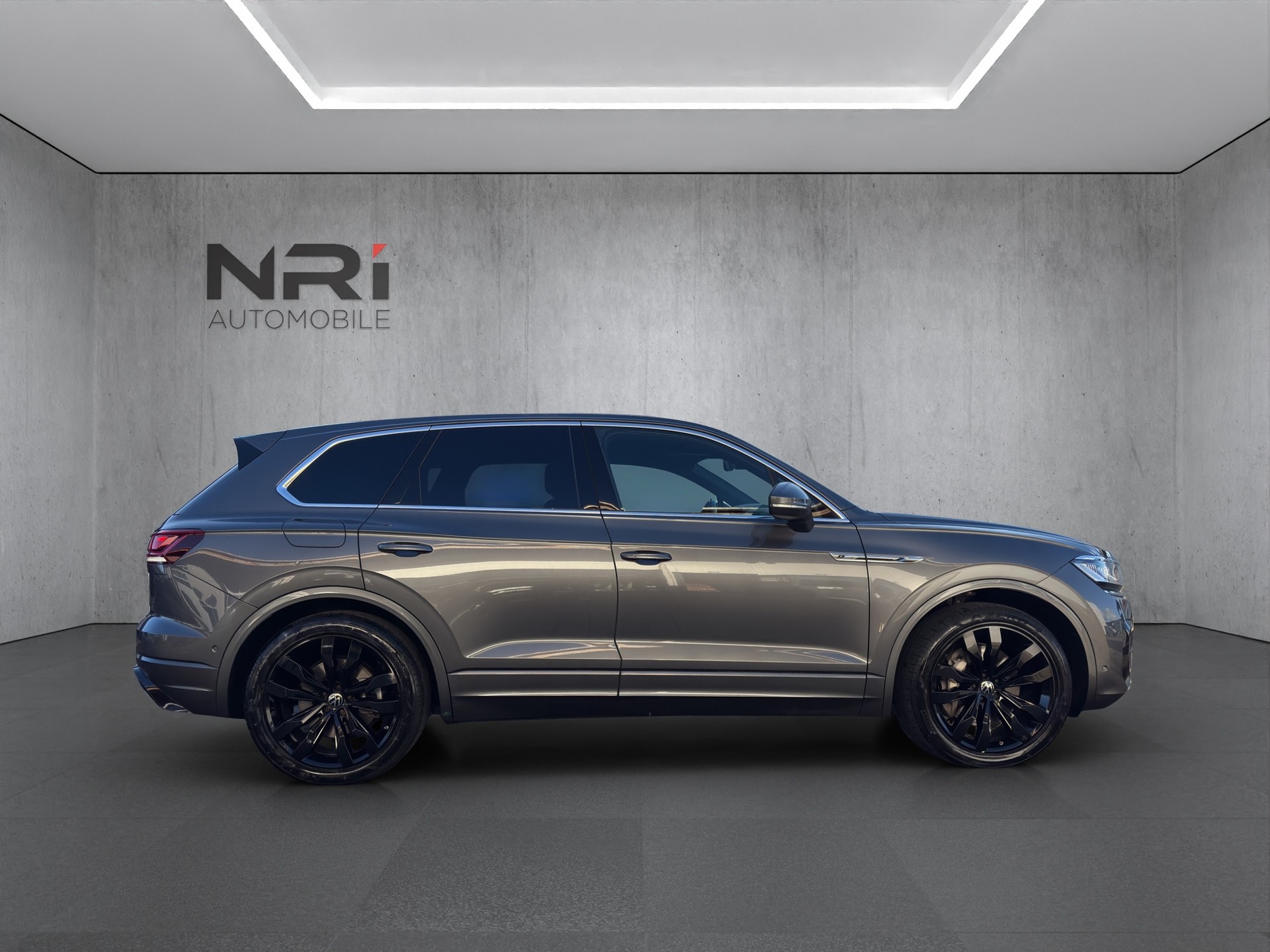 VW Touareg 3.0 V6 TSI R-Line-showroom-element-3