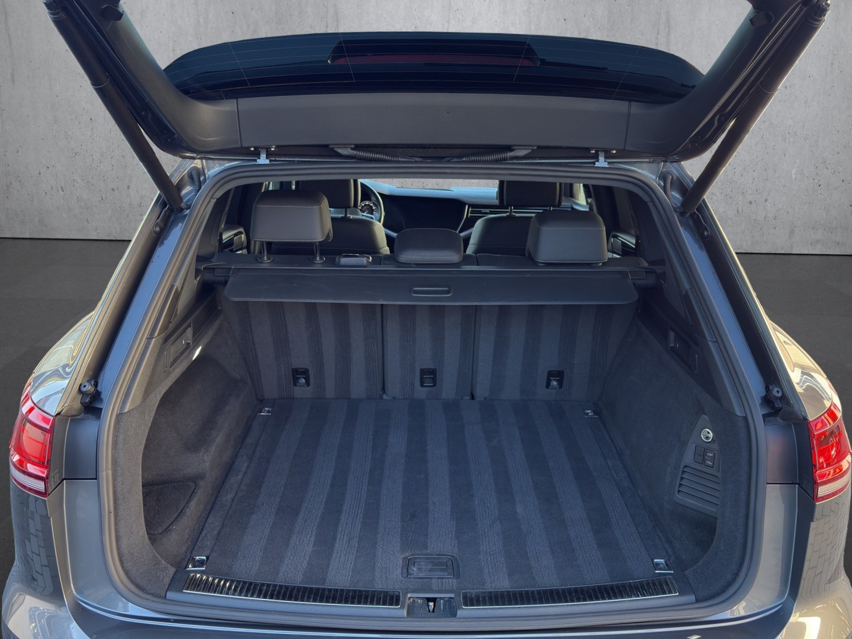 VW Touareg 3.0 V6 TSI R-Line-image-8