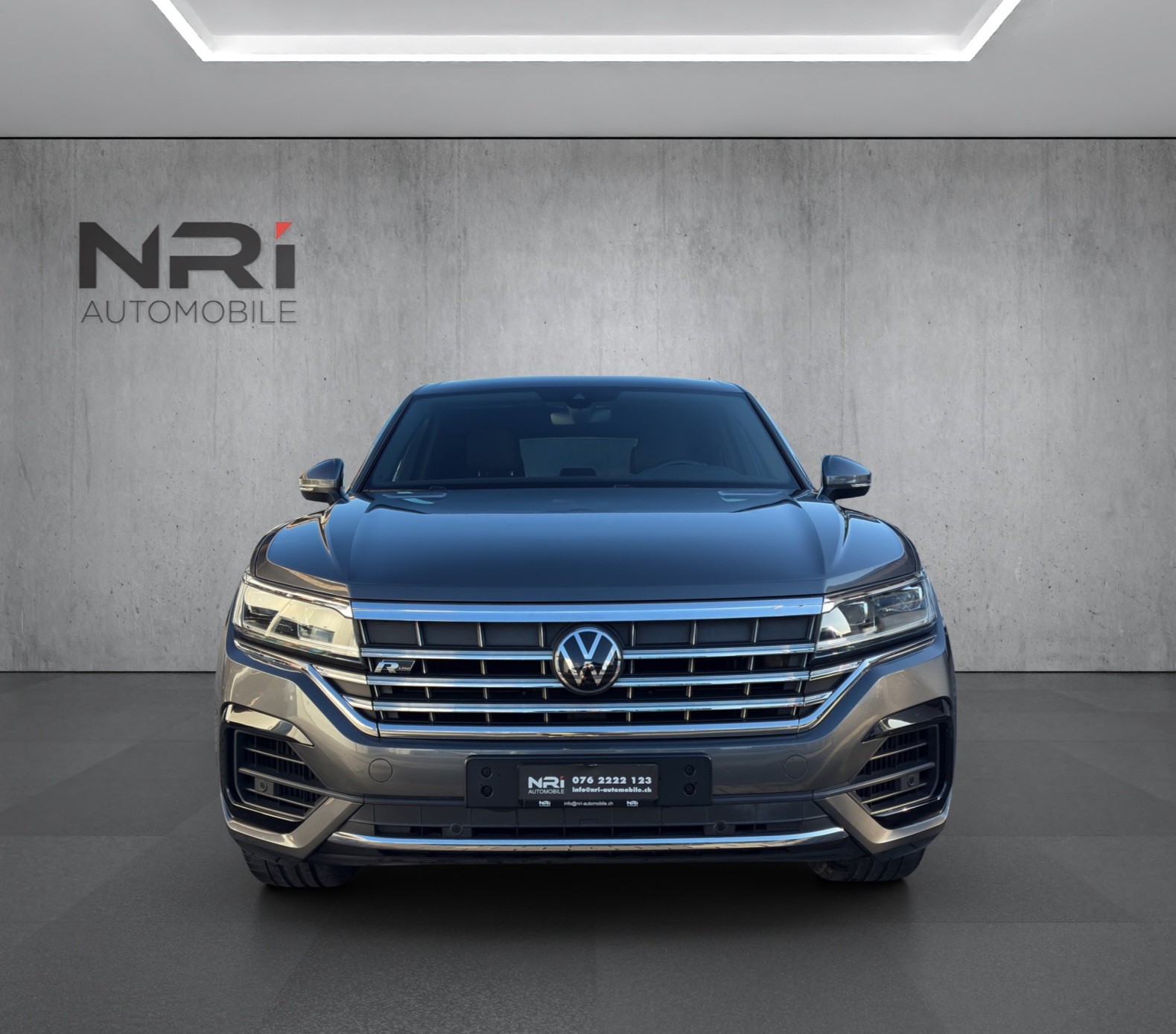 VW Touareg 3.0 V6 TSI R-Line-showroom-element-1