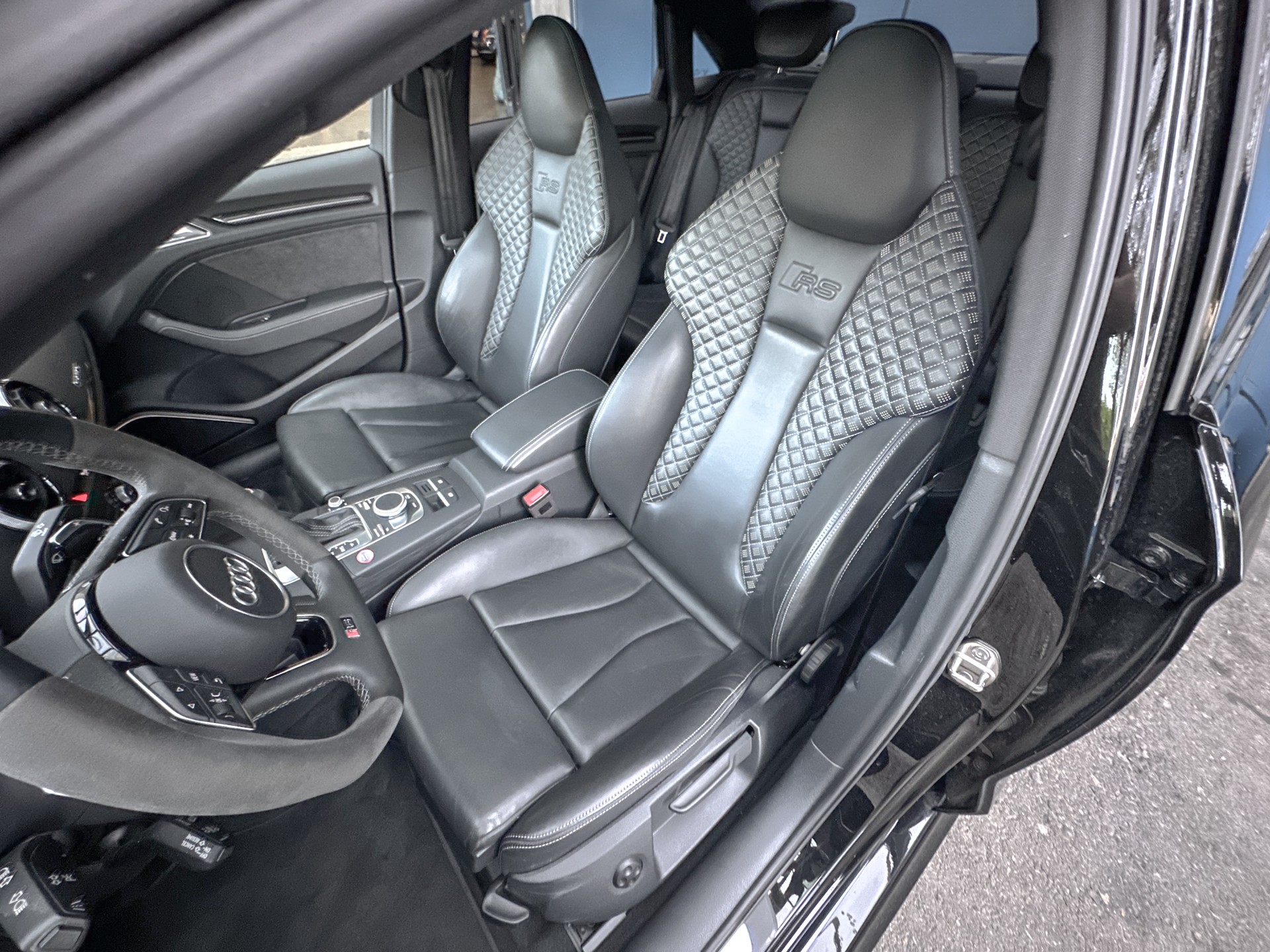 AUDI RS3 Limousine 2.5 TSI quattro S-tronic-image-6