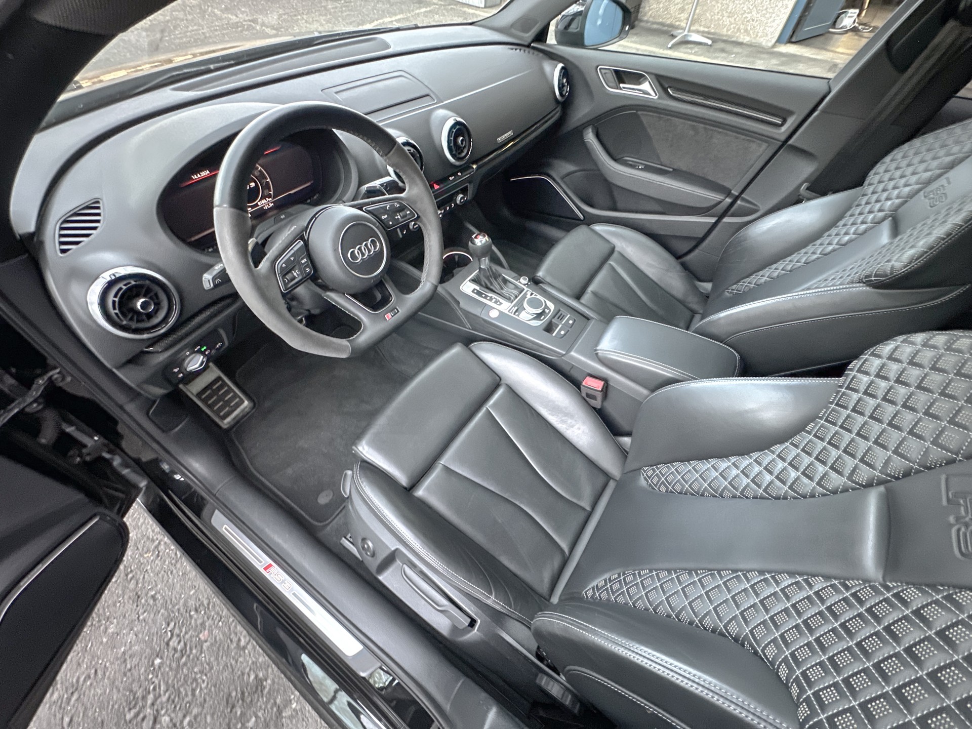 AUDI RS3 Limousine 2.5 TSI quattro S-tronic-image-5