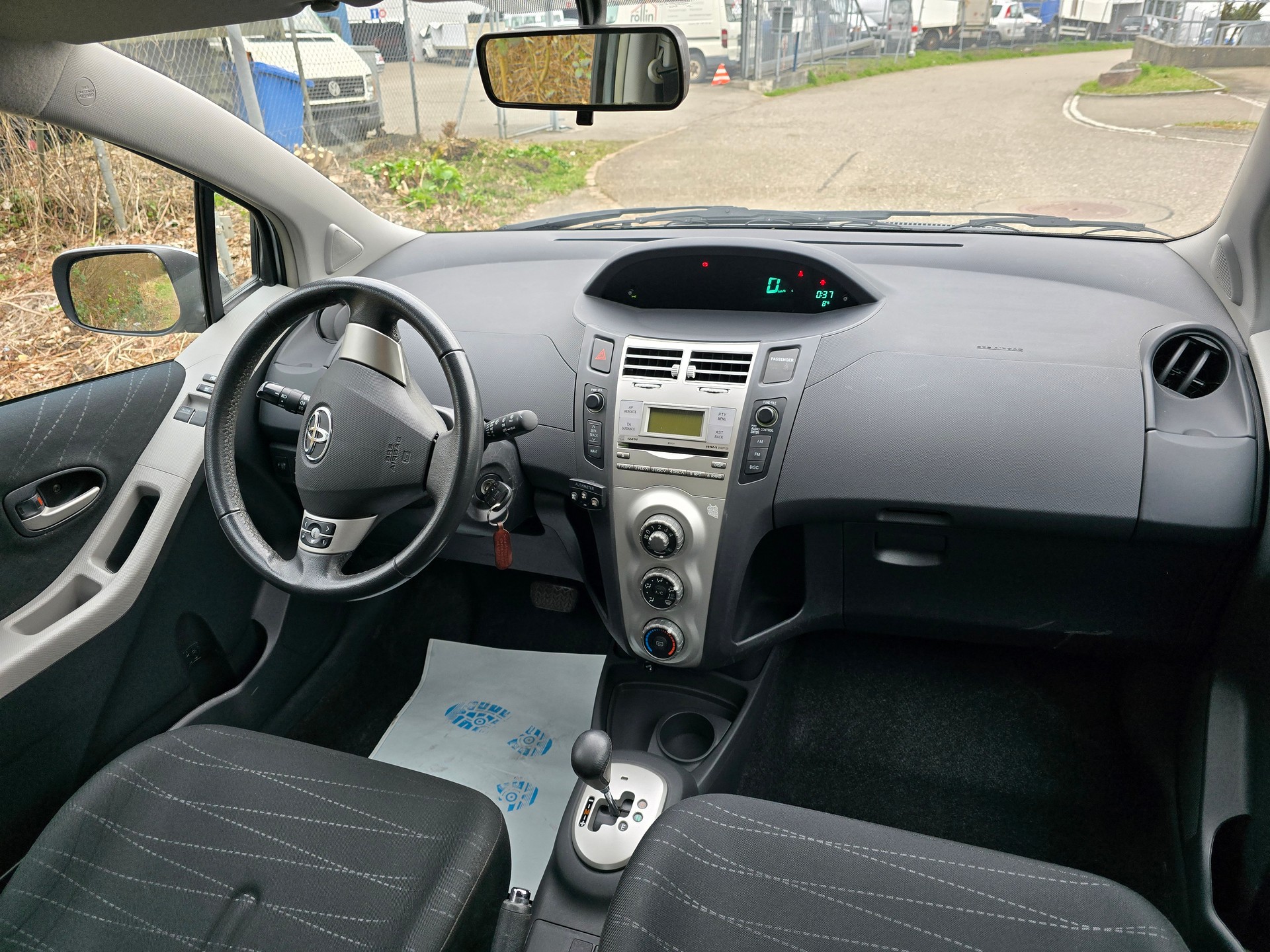 TOYOTA Yaris 1.3 Chic Multimode-image-6