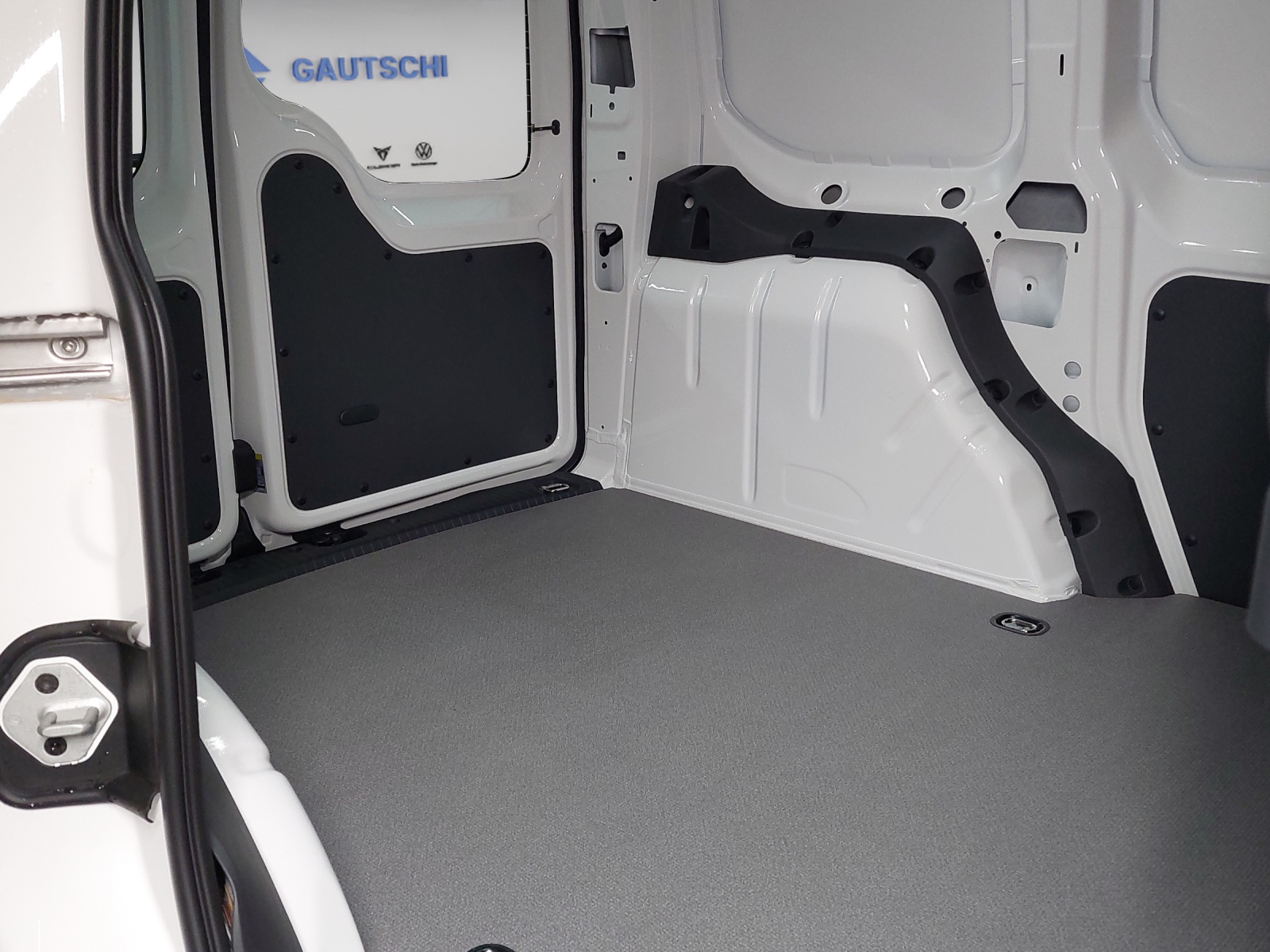 VW Caddy Cargo-image-8
