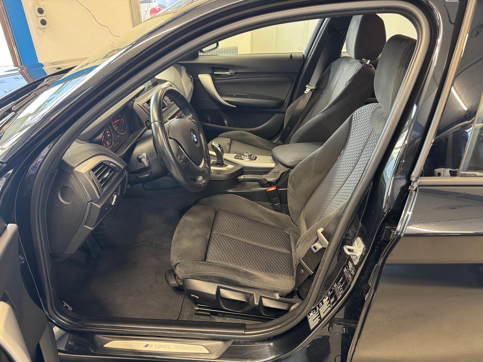 BMW M135i xDrive Steptronic-image-6