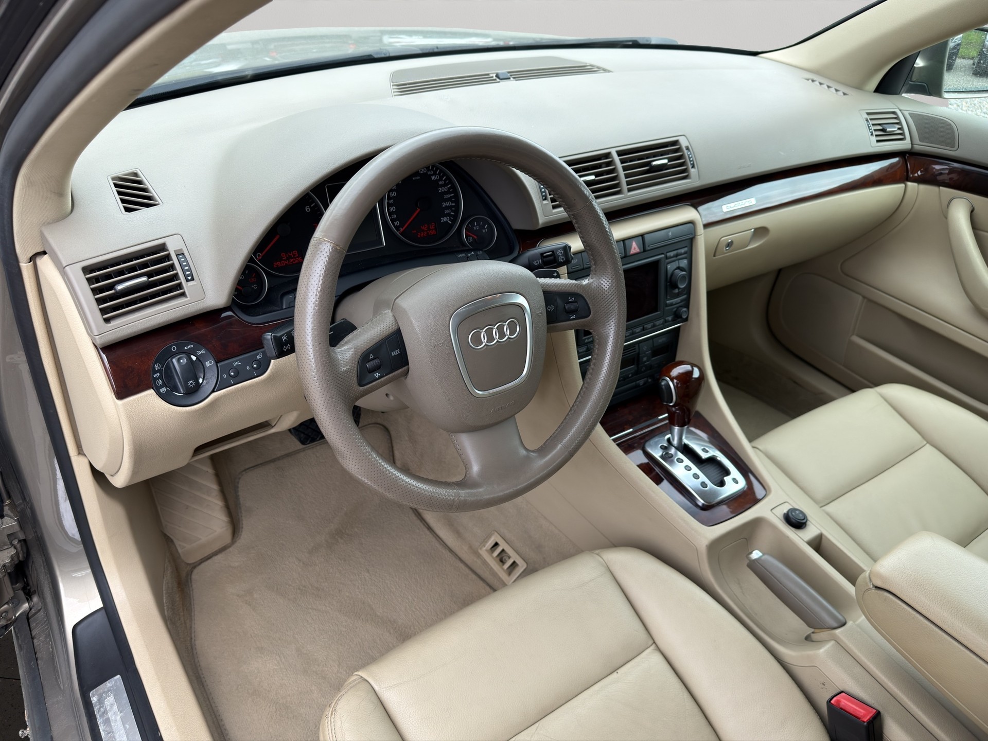AUDI A4 Avant 2.0 Turbo FSI quattro-image-6