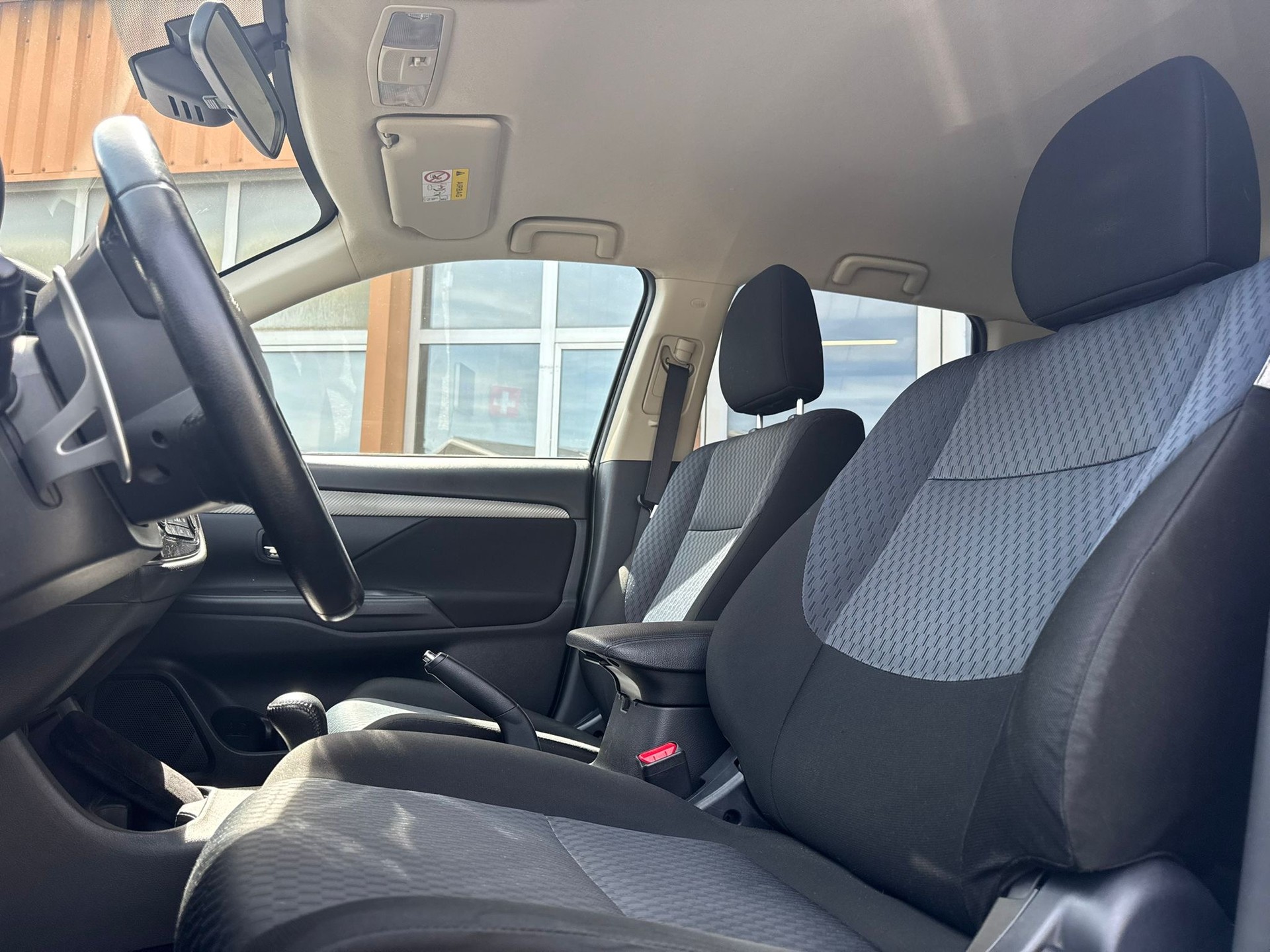 MITSUBISHI Outlander 2.2 DID Intense Safety 4WD Automatic-image-7