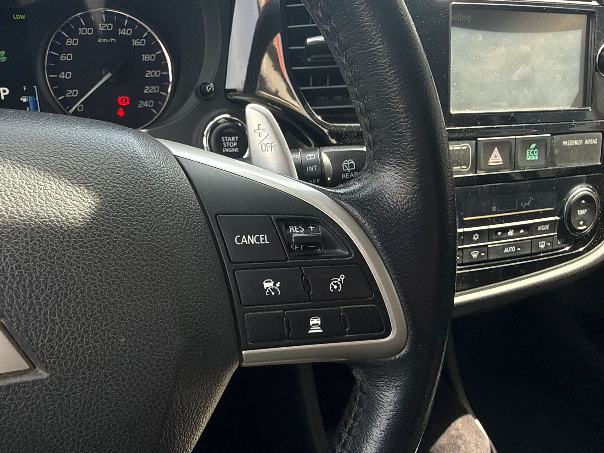 MITSUBISHI Outlander 2.2 DID Intense Safety 4WD Automatic-image-8