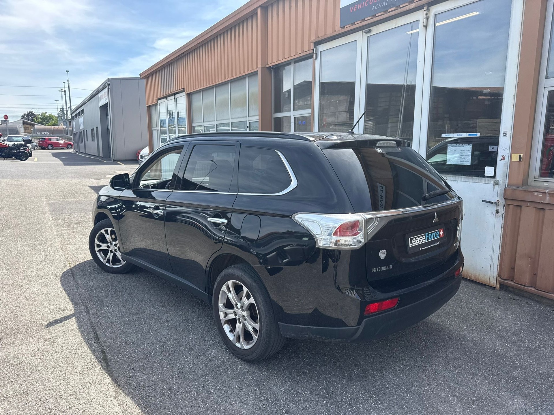 MITSUBISHI Outlander 2.2 DID Intense Safety 4WD Automatic-image-2
