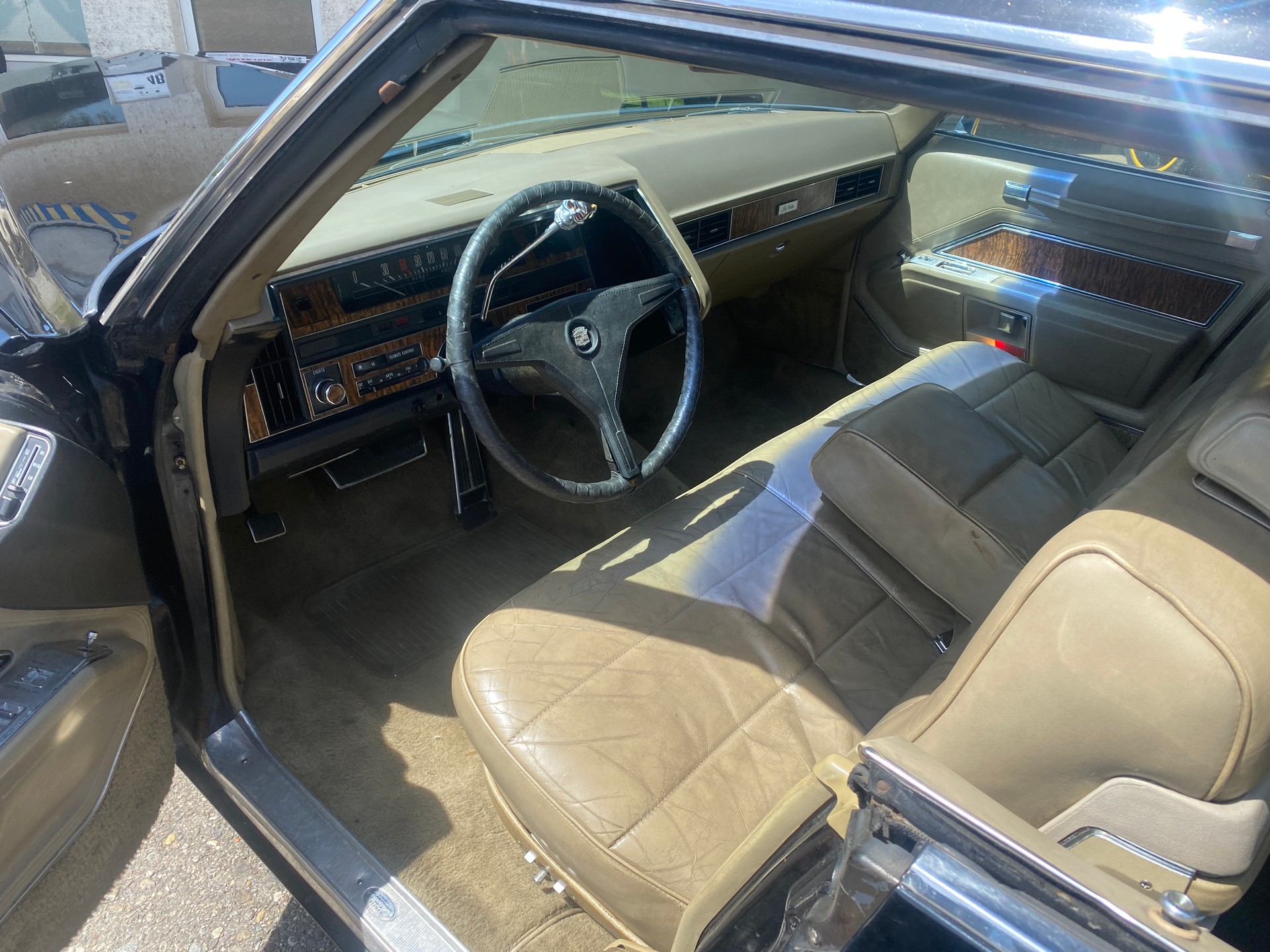 CADILLAC Sedan-image-2
