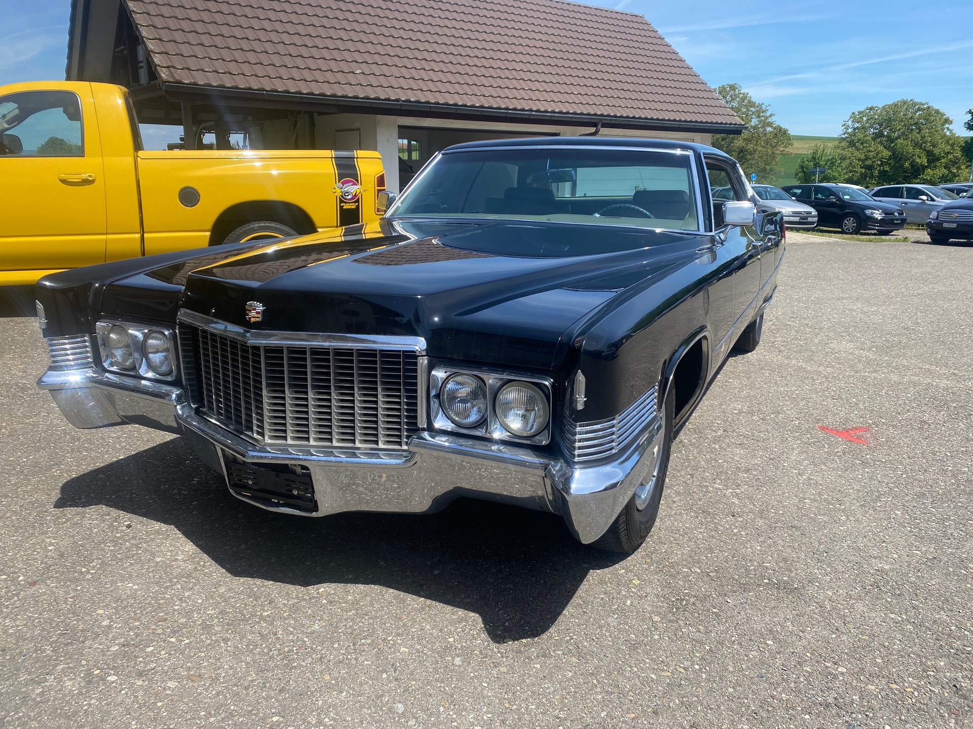CADILLAC Sedan