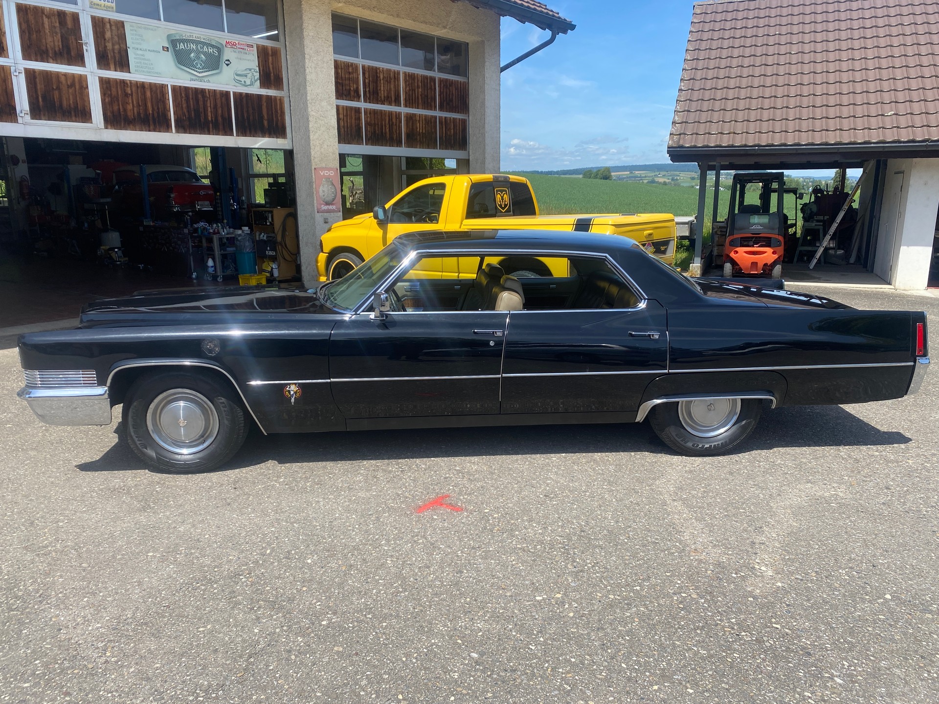 CADILLAC Sedan-image-1