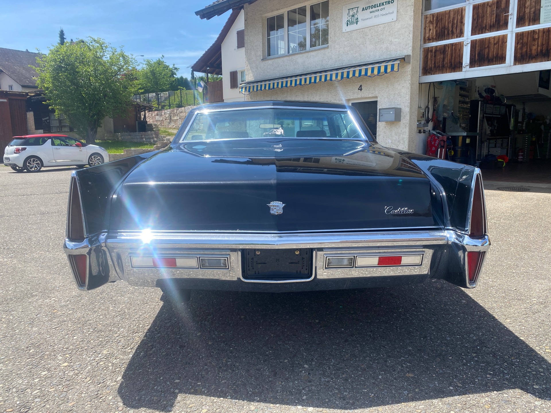 CADILLAC Sedan-image-3