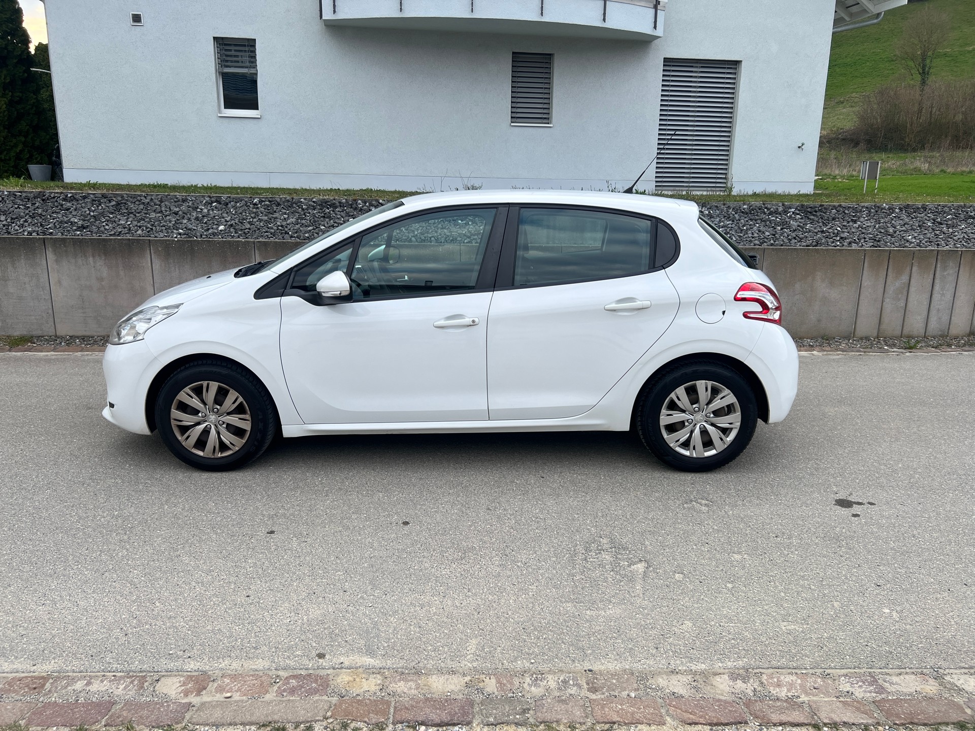 PEUGEOT 208 1.2 VTI Active * Motor hat 118.000 km *