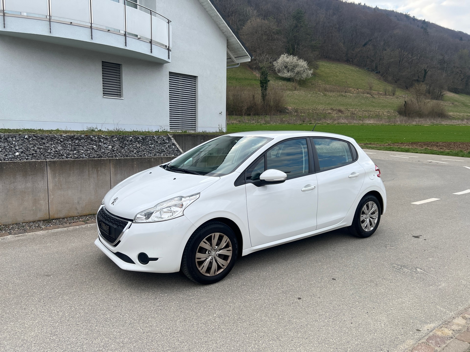 PEUGEOT 208 1.2 VTI Active * Motor hat 118.000 km *-image-1