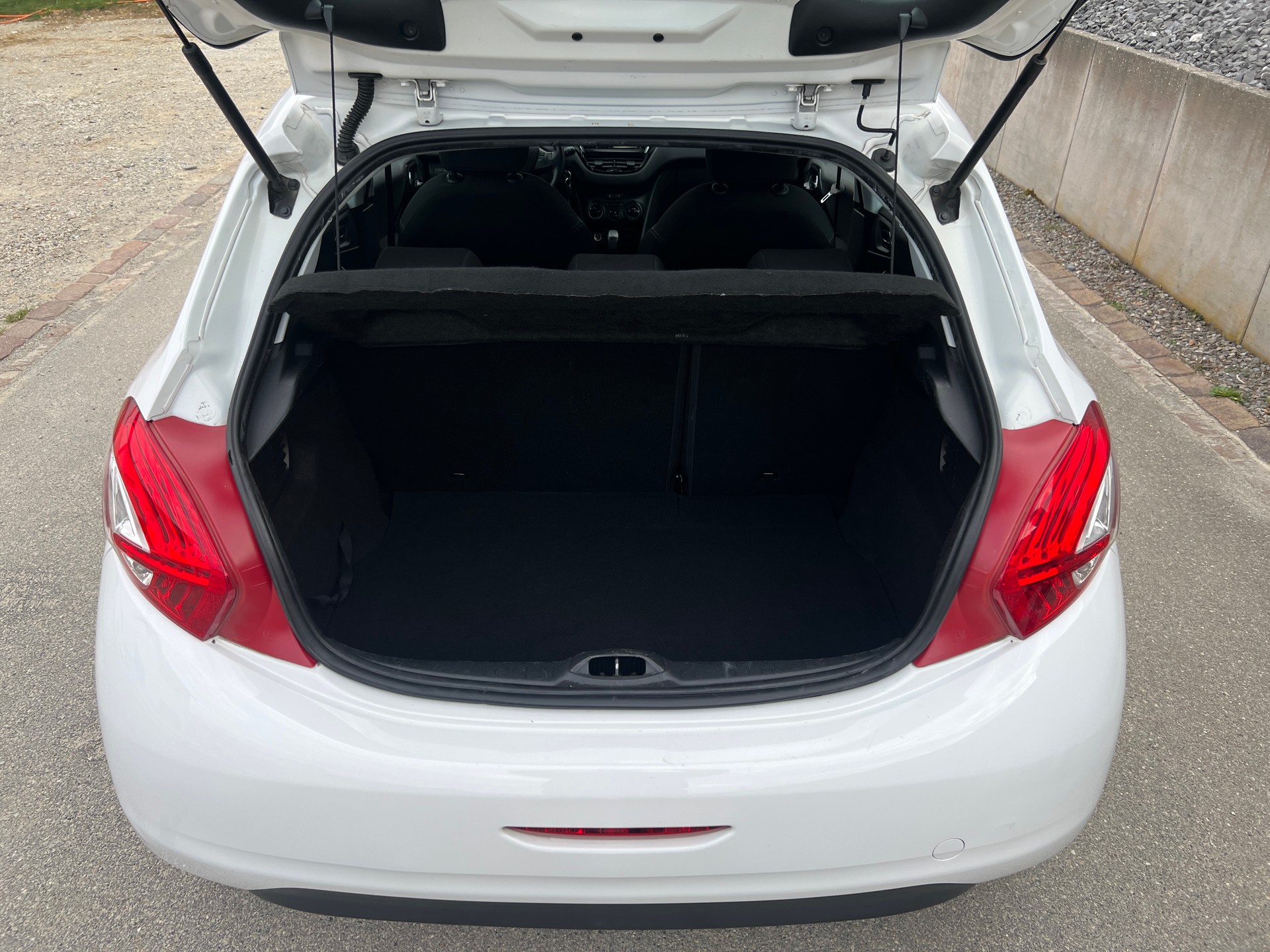 PEUGEOT 208 1.2 VTI Active * Motor hat 118.000 km *-image-8