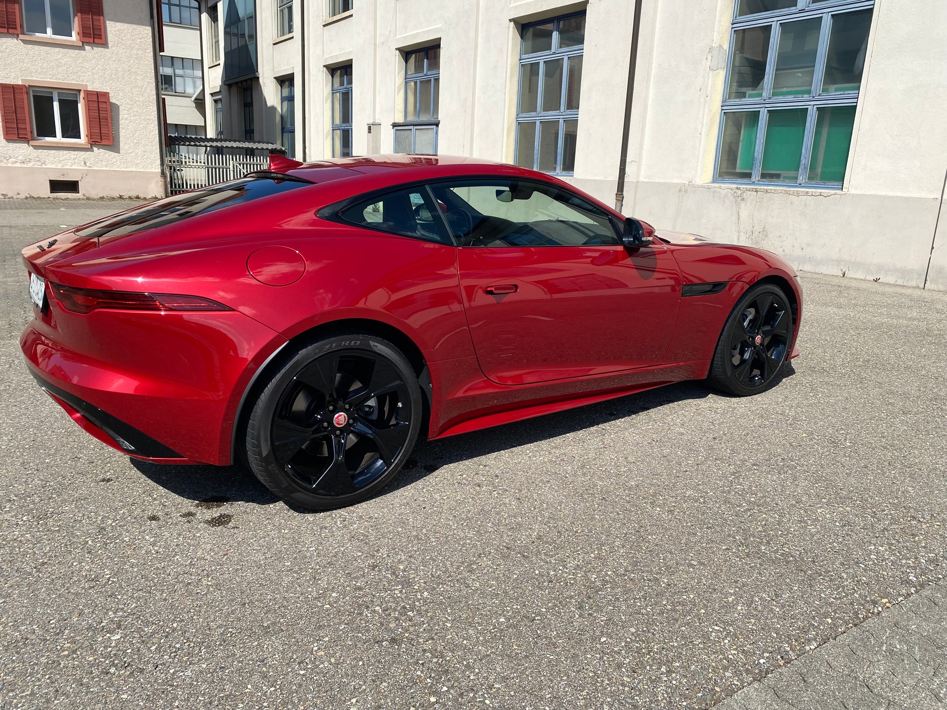 JAGUAR 2.0 R-Dynamic-image-2