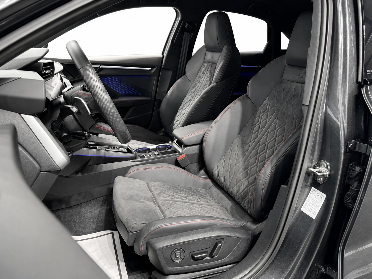 AUDI S3 Limousine TFSI quattro S-tronic * Facelift * AKRAPOVIC * SONOS * Carbon Paket *-image-10