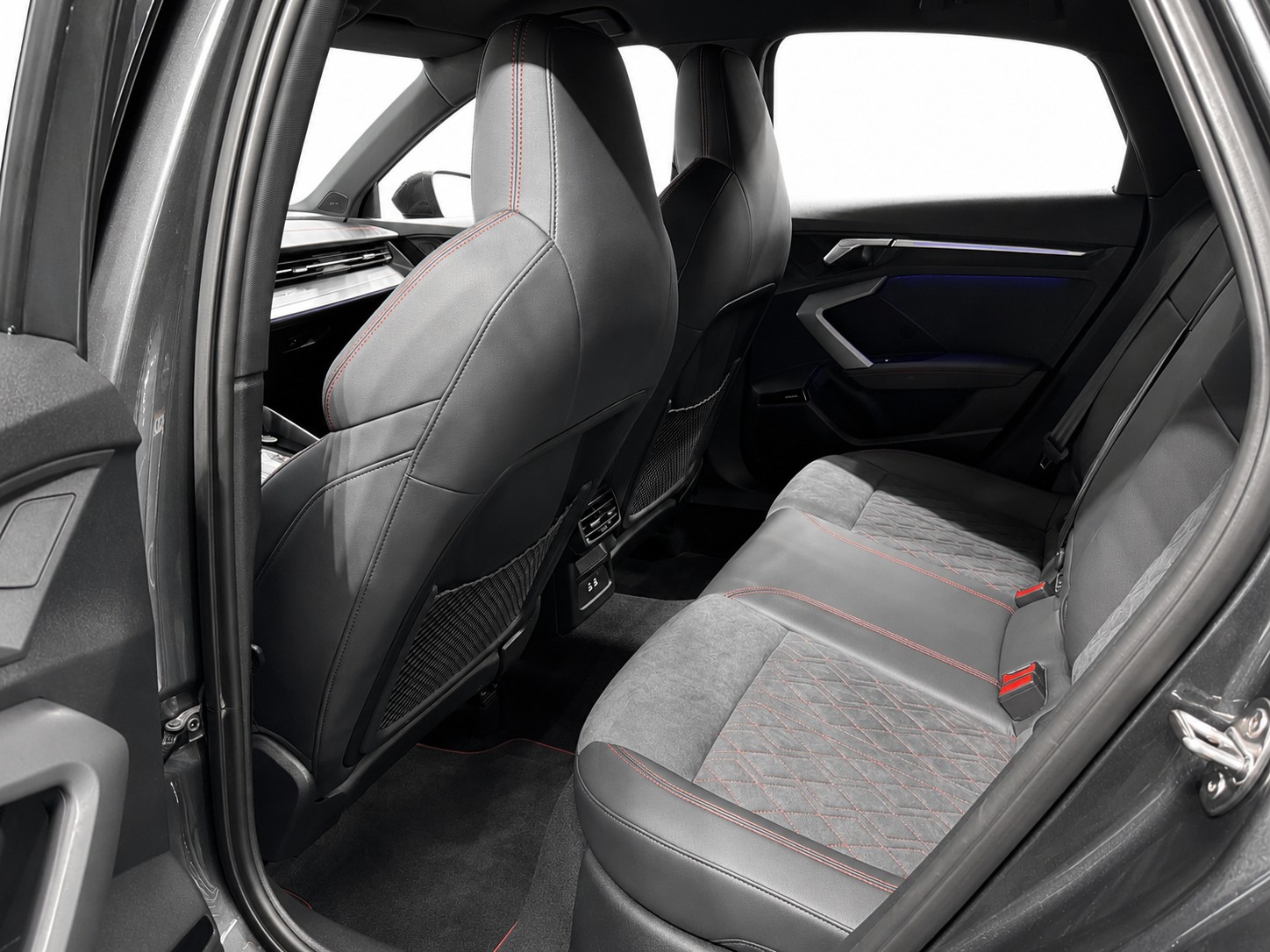 AUDI S3 Limousine TFSI quattro S-tronic * Facelift * AKRAPOVIC * SONOS * Carbon Paket *-image-12