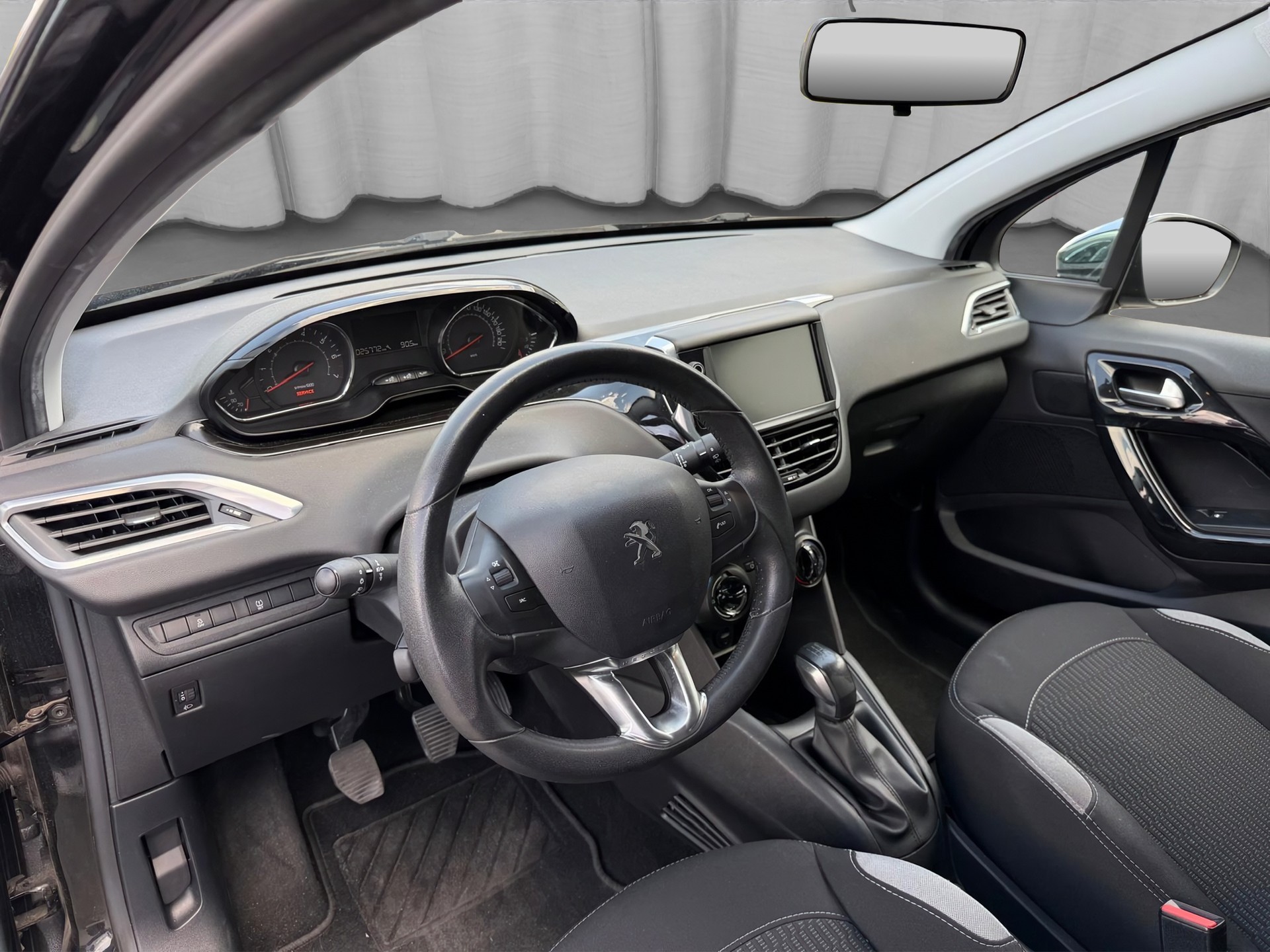 PEUGEOT 208 1.2 VTI Style-image-9