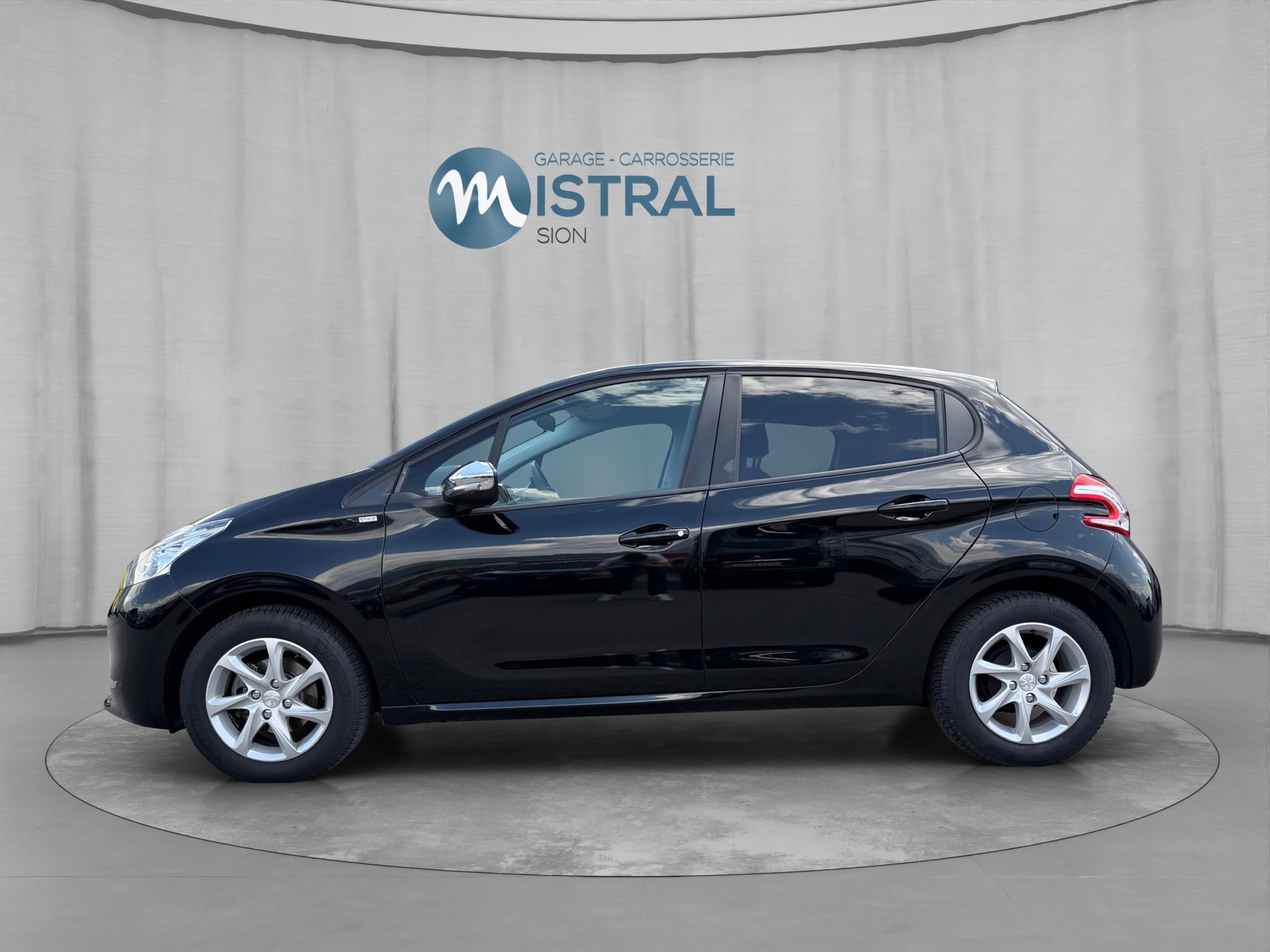 PEUGEOT 208 1.2 VTI Style-image-1