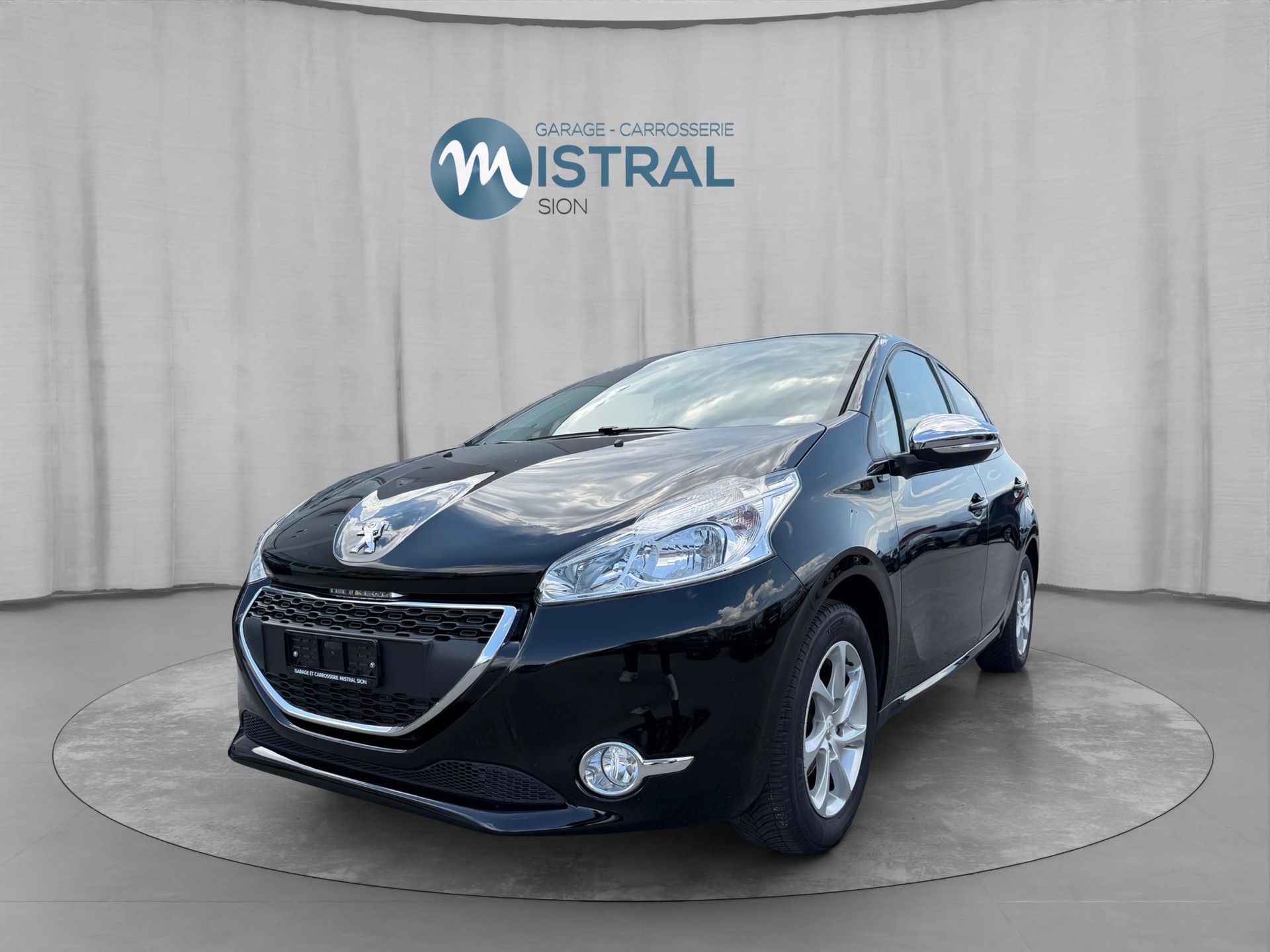 PEUGEOT 208 1.2 VTI Style-image-0