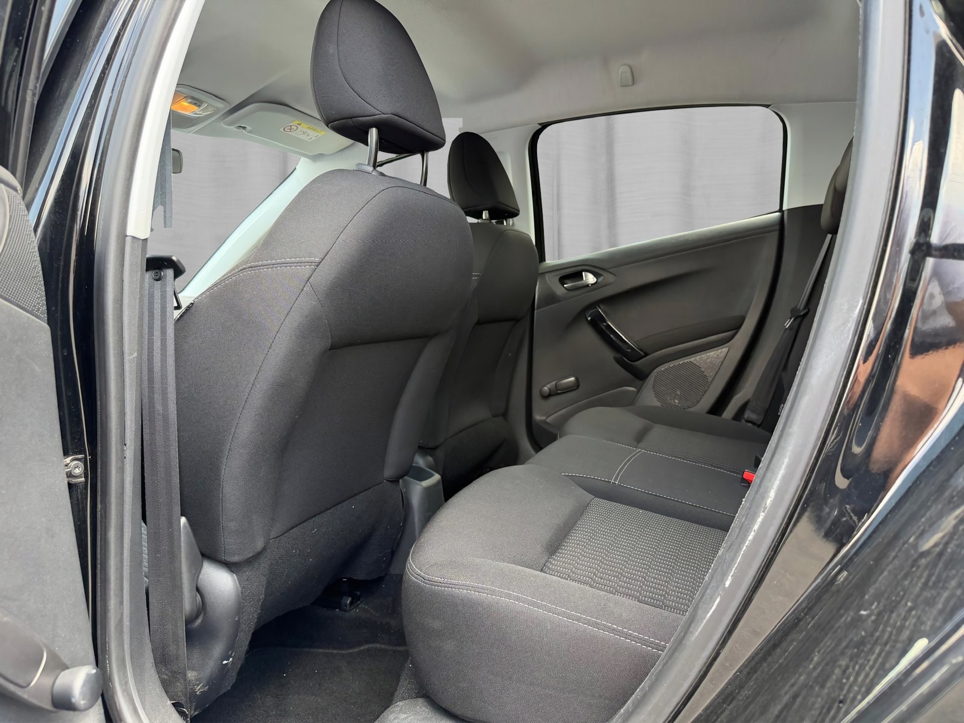 PEUGEOT 208 1.2 VTI Style-image-12