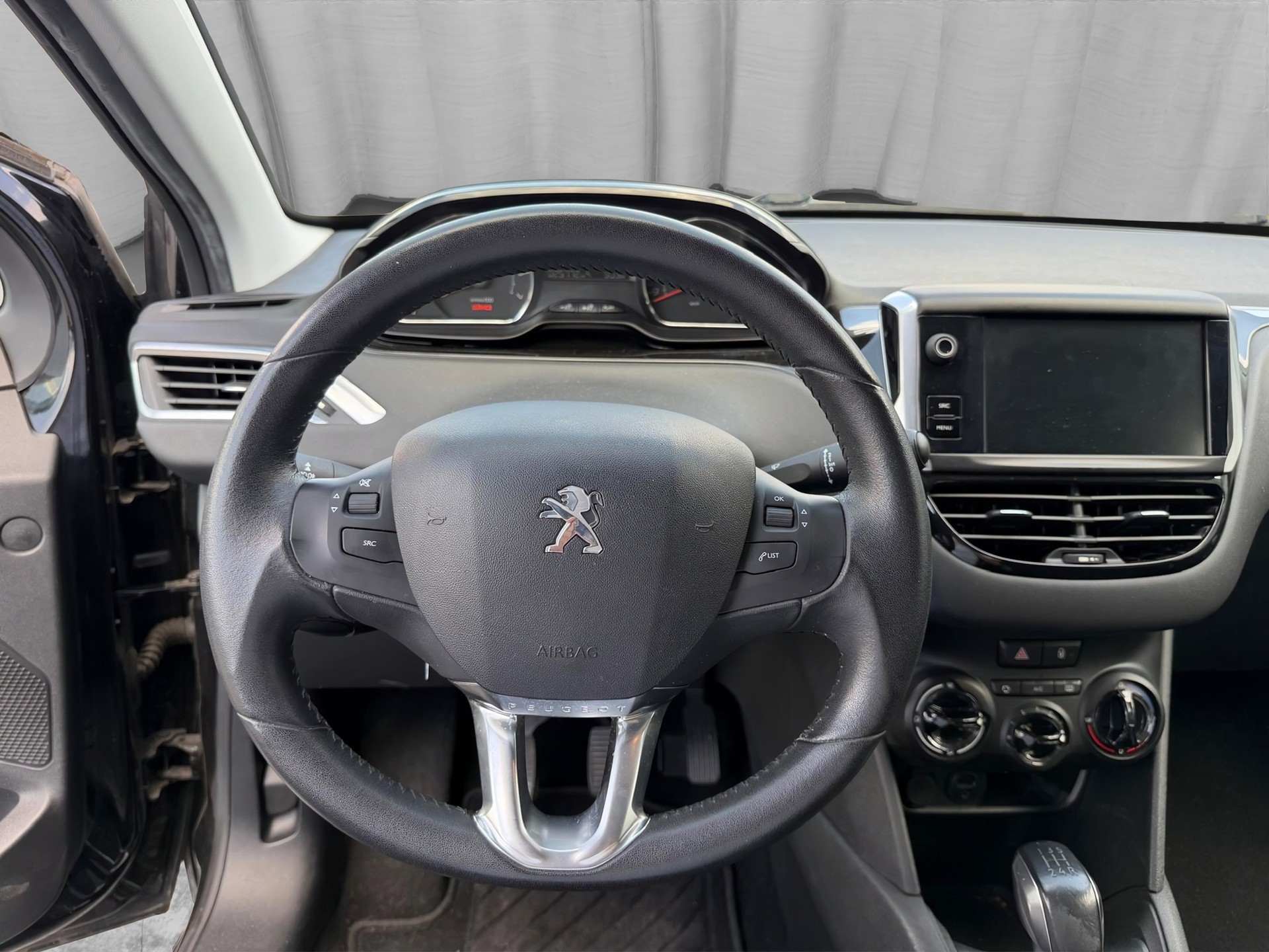 PEUGEOT 208 1.2 VTI Style-image-10