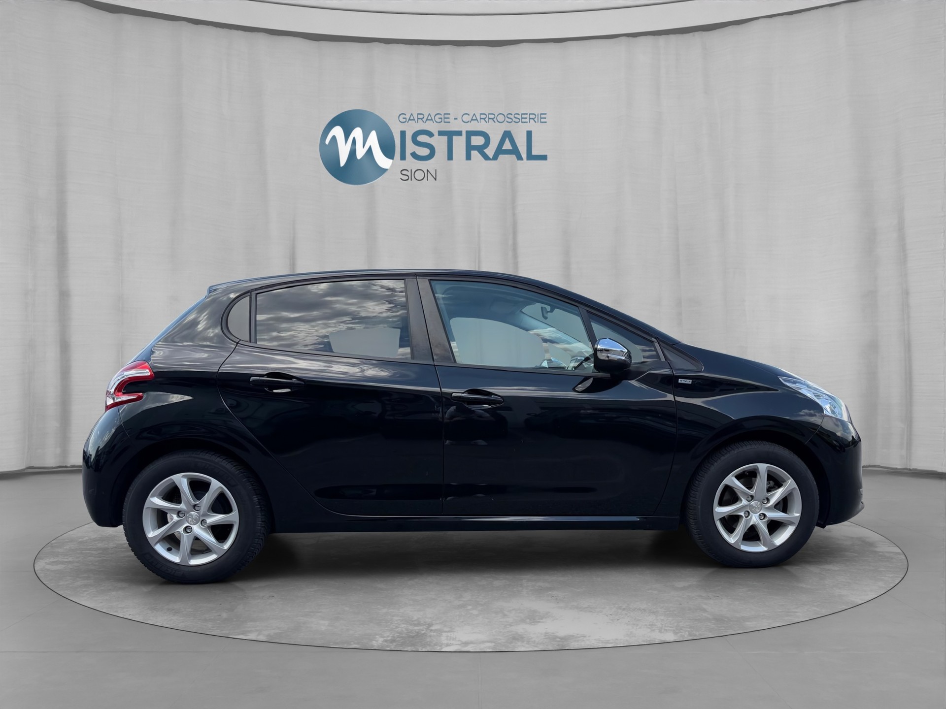 PEUGEOT 208 1.2 VTI Style-image-5
