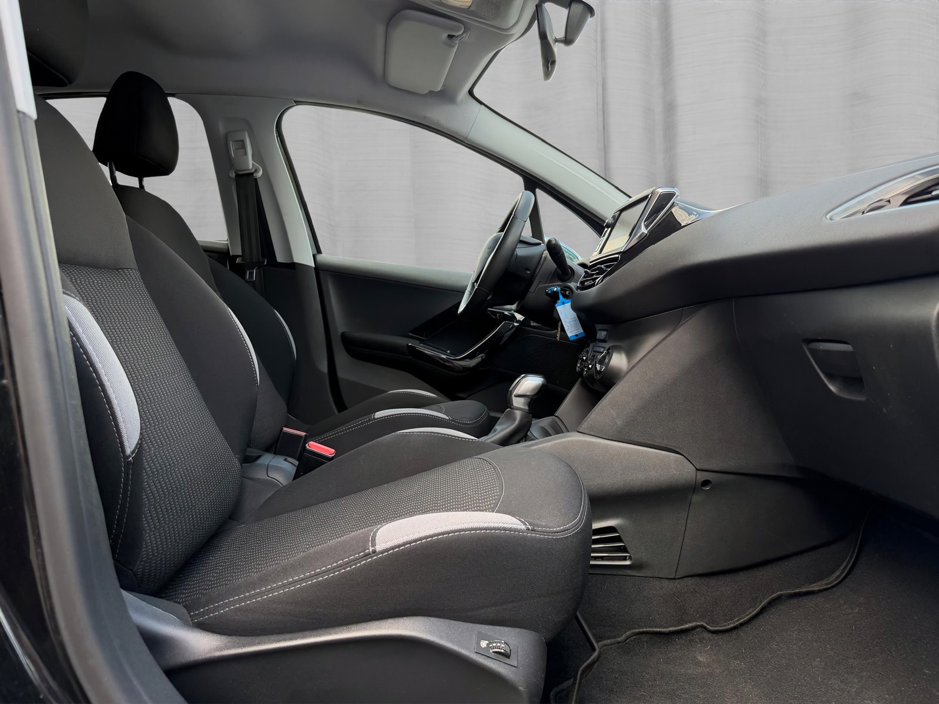 PEUGEOT 208 1.2 VTI Style-image-14