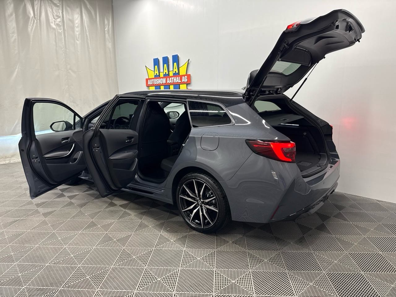 TOYOTA Corolla Touring Sports 2.0 HSD GR Sport e-CVT-image-13