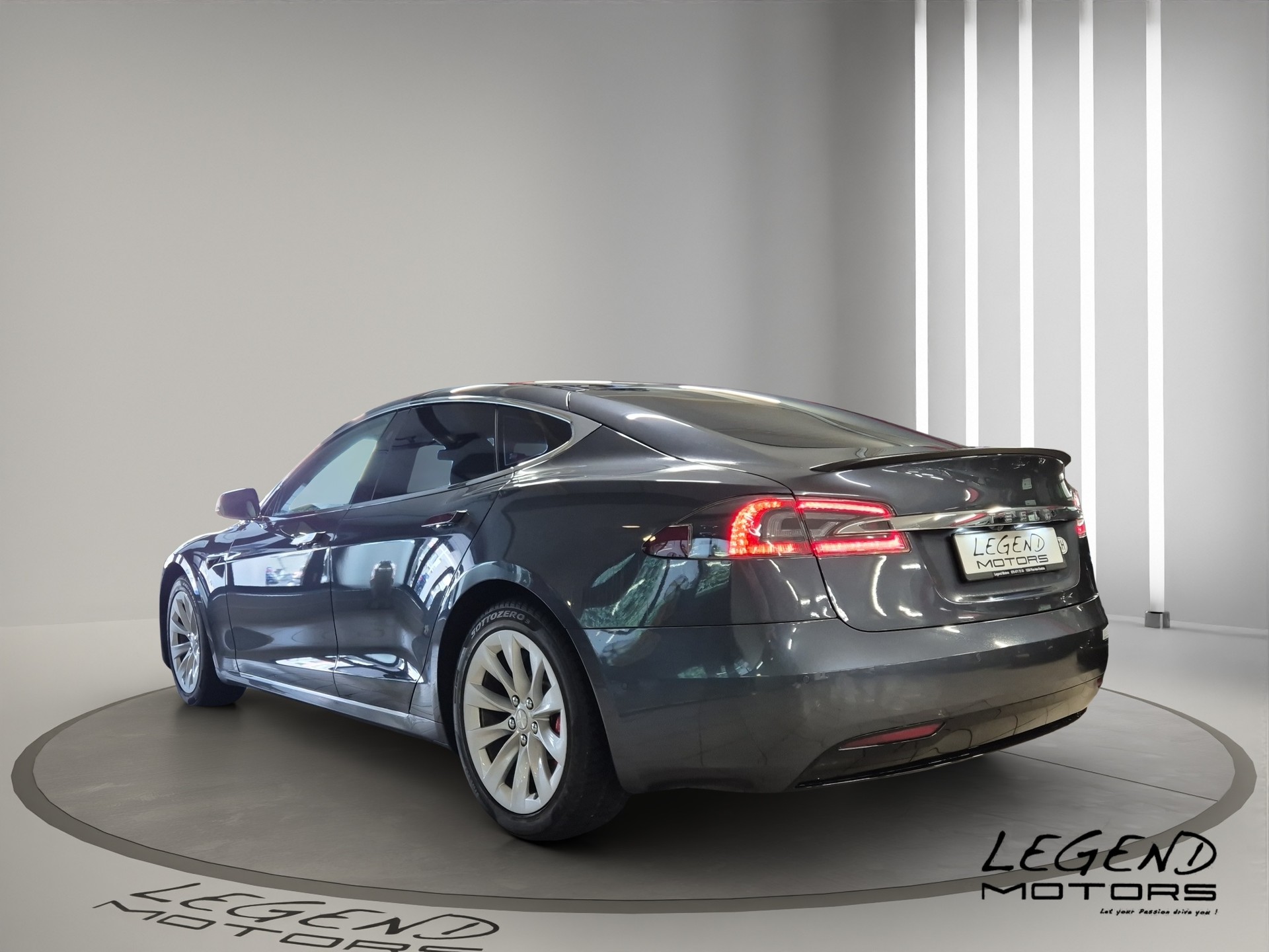TESLA Model S 100 D Performance-showroom-element-3