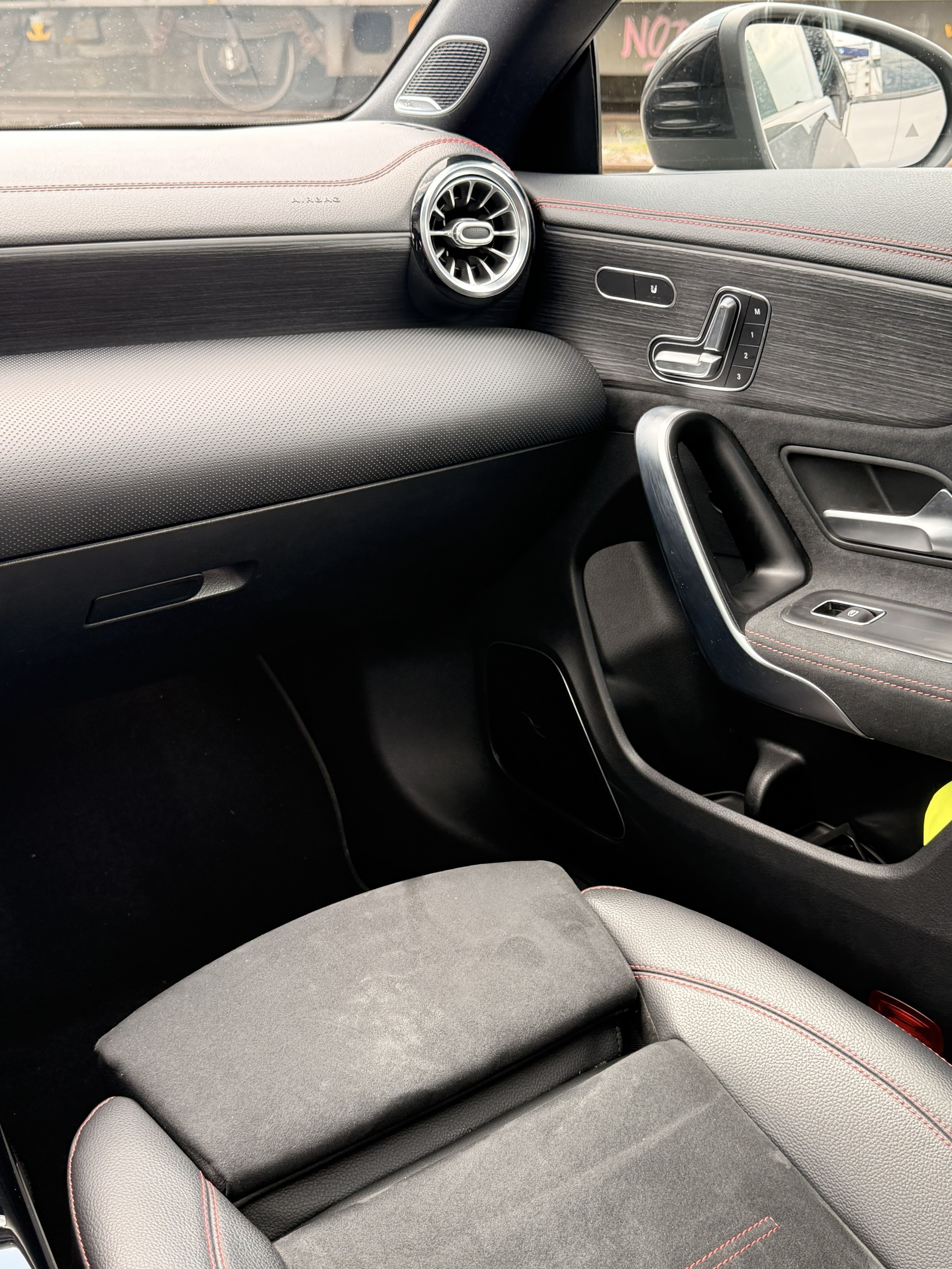 MERCEDES-BENZ CLA 250 AMG Line-image-3